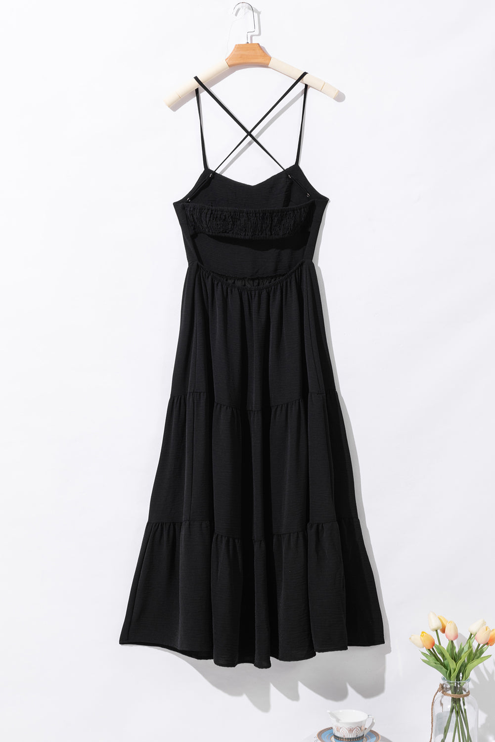 Black Crossover Backless Bodice Tiered Maxi DressMaterial:100%Polyester

• Exude elegance in this dress, featuring a striking square collar that adds a modern touch to the classic black hue.
• Embrace a chic and 