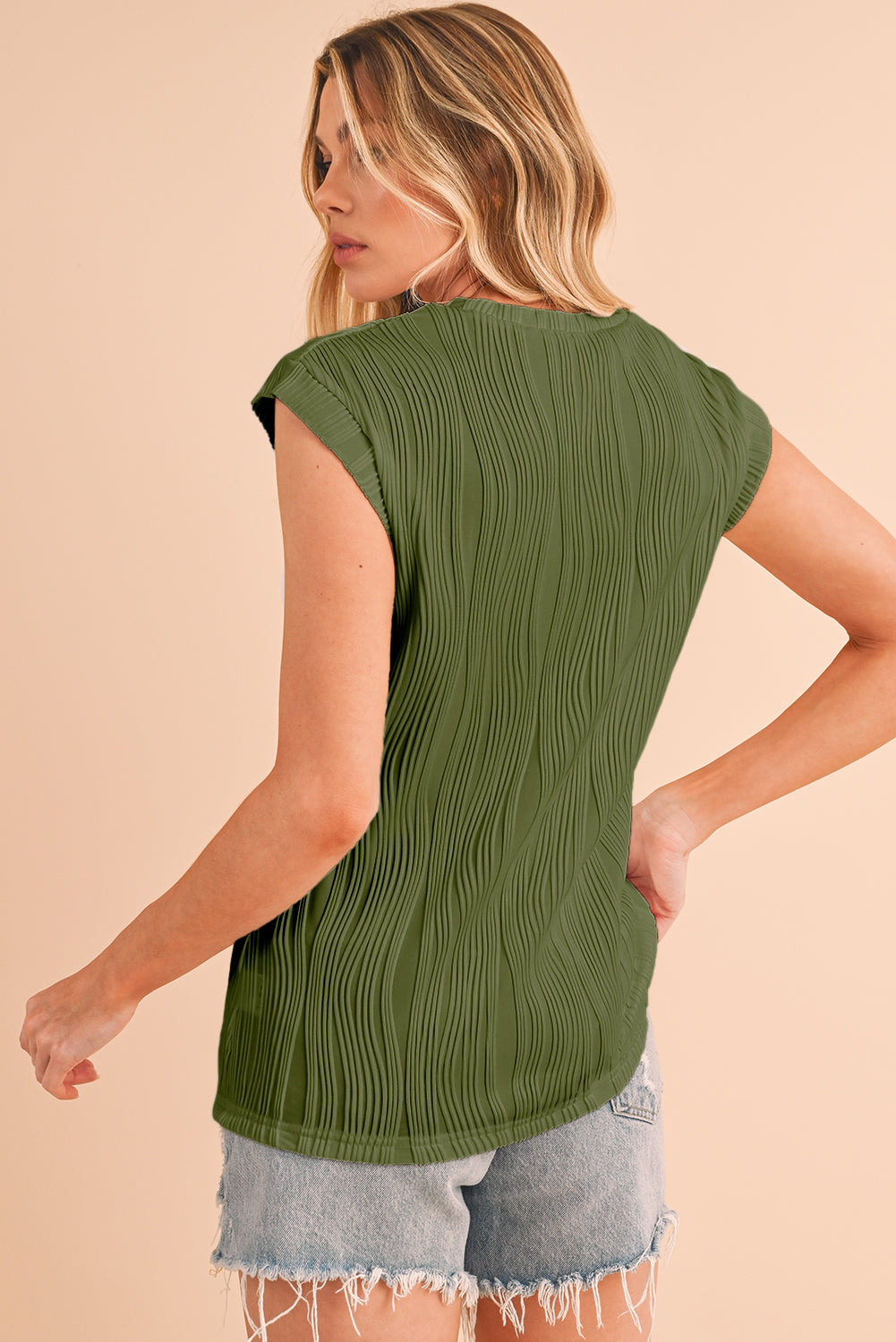 Jungle Green Wavy Textured Cap Sleeve TopMaterial:90%Polyester+10%Elastane


	


		The top features a unique wavy texture, adding a touch of visual interest to your outfit.
	
	
		Made from a soft and