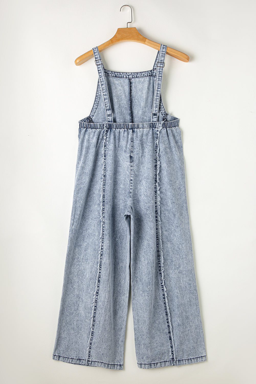 Blue Light Wash Frayed Exposed Seam Wide Leg Denim OverallsMaterial:95%Cotton+5%Polyester



		The overalls are a stylish and retro-inspired pair of overalls made from light wash denim.
	
	
		These overalls have a vinta