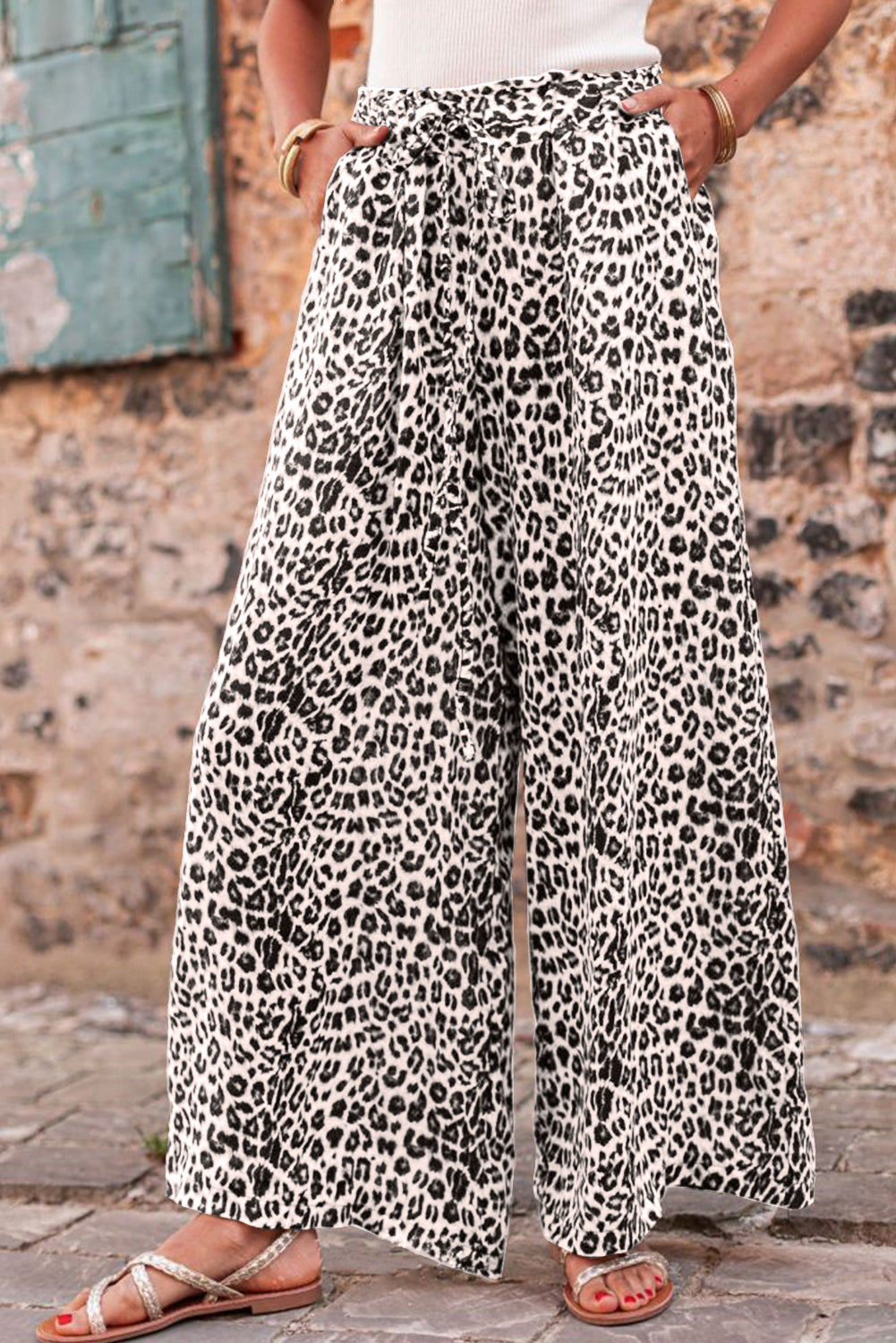 Beige Boho Leopard Print Wide Leg PantsMaterial:95%Polyester+5%Elastane



		Achieve a fierce and wild look with these animal print pants. 
	
	
		The oversized fit and wide-leg design infuse a chic b