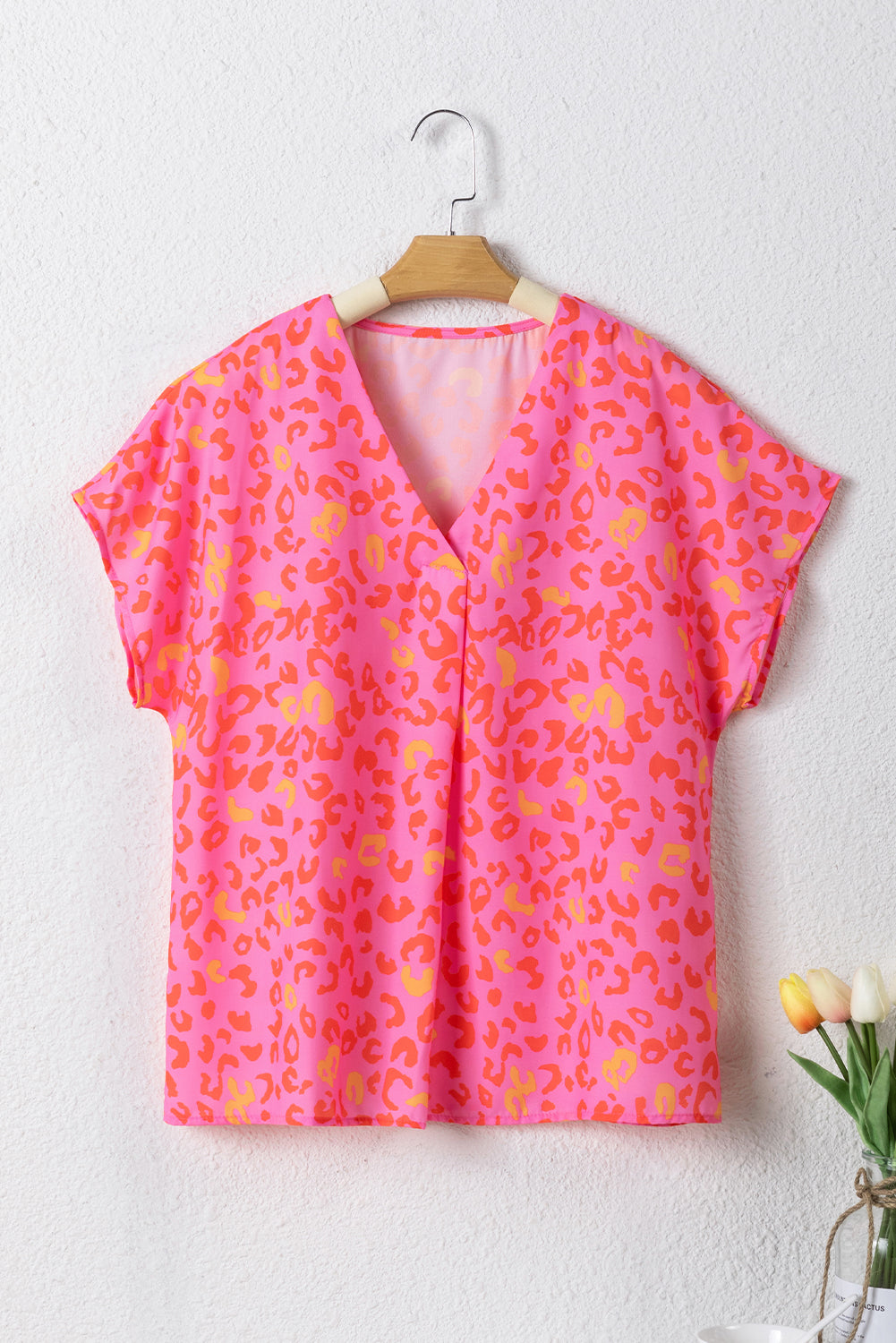 Pink Leopard V Neck Short Sleeve BlouseMaterial:100%Polyester


	


		The blouse features a trendy V-neck design and short sleeves, combining comfort with a fashionable edge. 
	
	
		The eye-catchin