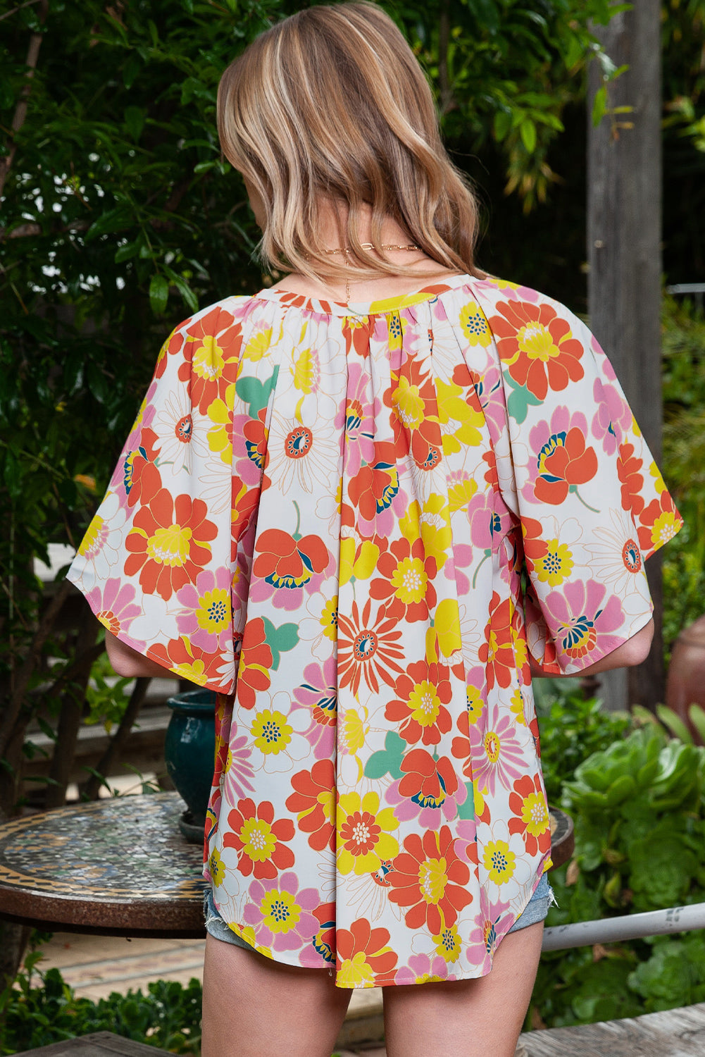 Multicolor Abstract Print Flutter Sleeve V Neck BlouseMaterial:100%Polyester



		Flutter sleeves for a feminine touch.
	
	
		V-neckline adds a flattering silhouette.
	
	
		Lightweight and breathable fabric for 