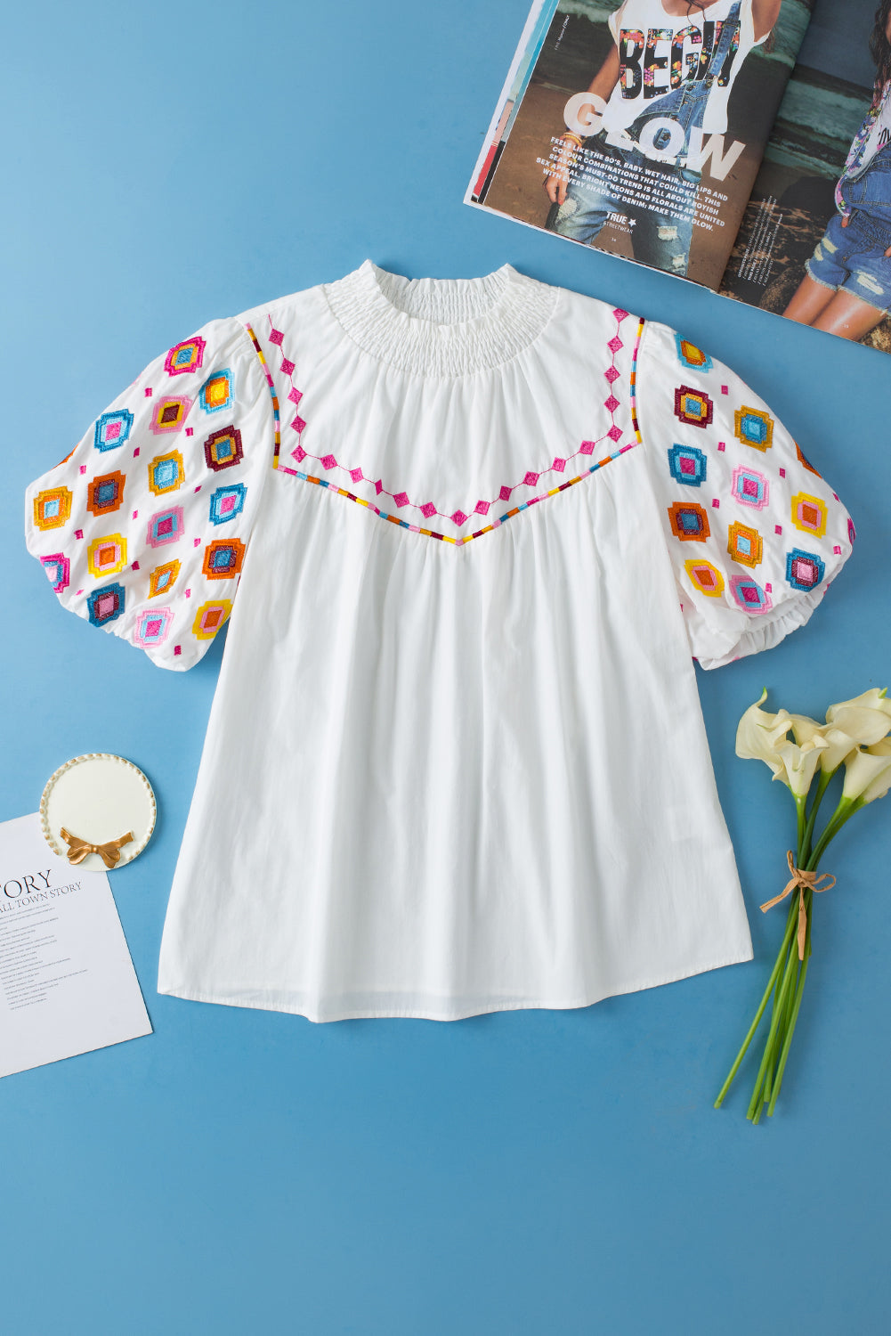 White Geometric Embroidered Smocked Neck Puff Sleeve TopMaterial:100%Cotton


	


		Elevate your style with our top, a charming piece that combines trendy details with a touch of elegance.
	
	
		This top features i