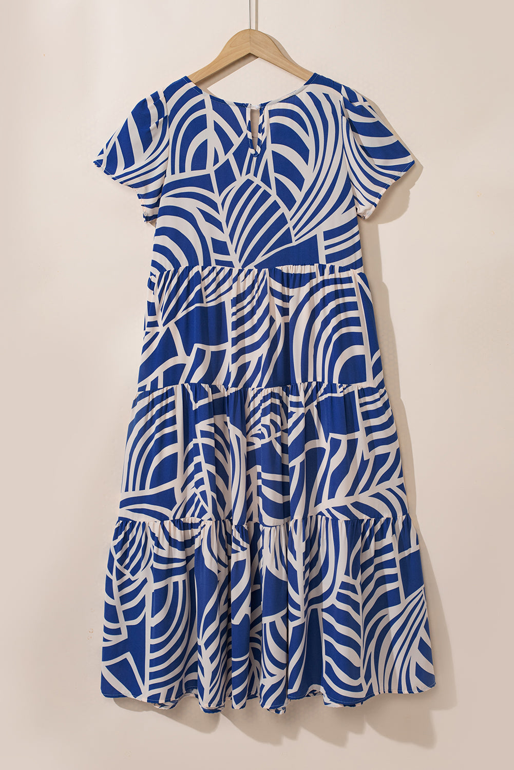 Sky Blue Boho Abstract Print Short Sleeve Flare Tiered DressMaterial:100%Polyester



		The tiered dress showcases a bohemian-inspired design with an abstract print, short sleeves, and tiered flare silhouette for a free-spi