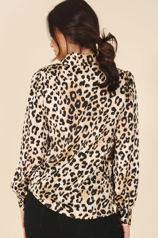 Satin leopard blouse- Satin leopard blouse- Pattern type : leopard pattern- Neck line : shirt collar- Sleeve type : regular sleeves- Sleeve length : long sleeves- Stretch : no stretch- 