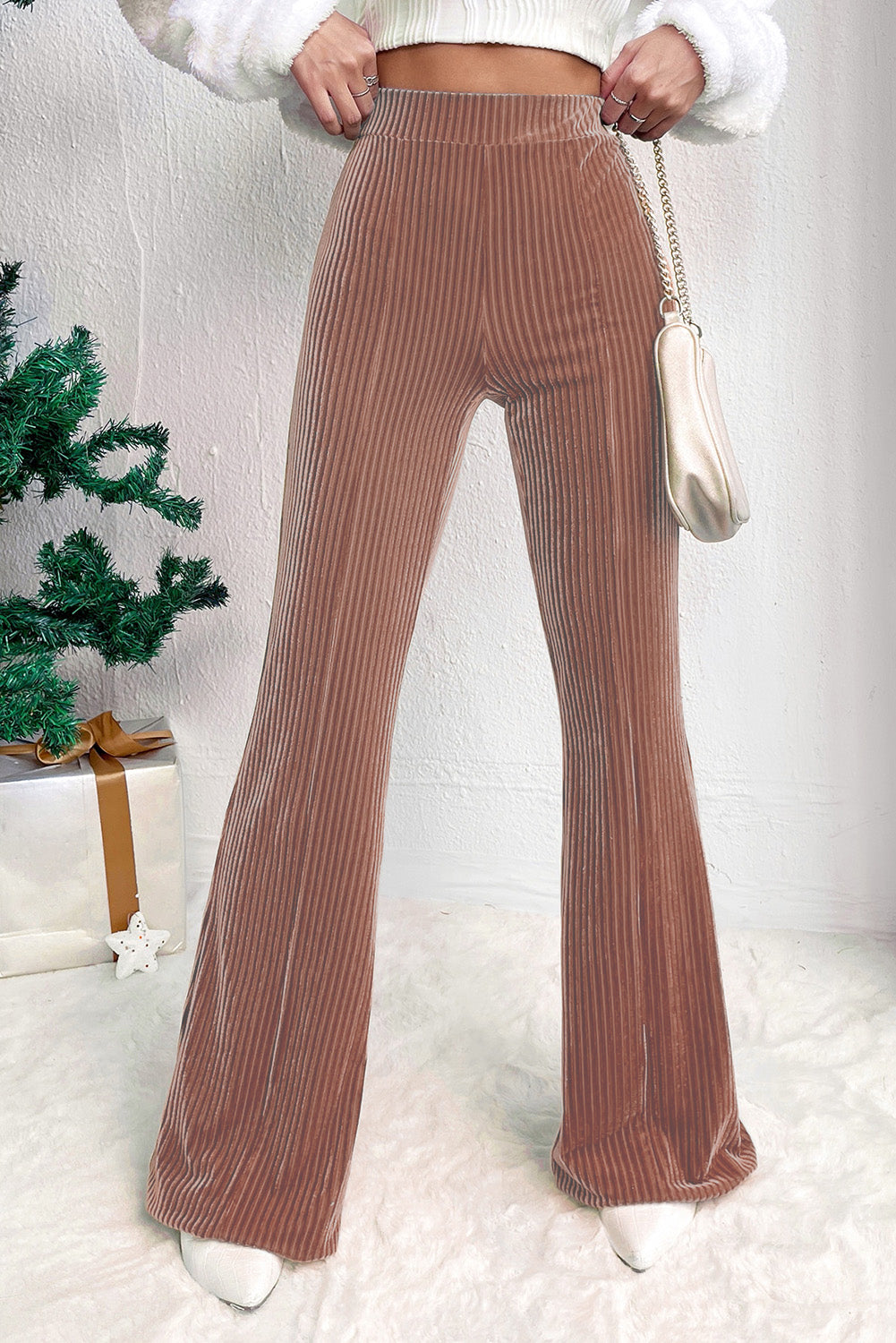 Chestnut Solid Color High Waist Corduroy Flare PantsMaterial:90%Polyester+10%Elastane



		These pants feature a high waist design, which offers a flattering silhouette and can make the wearer's legs appear longer. 