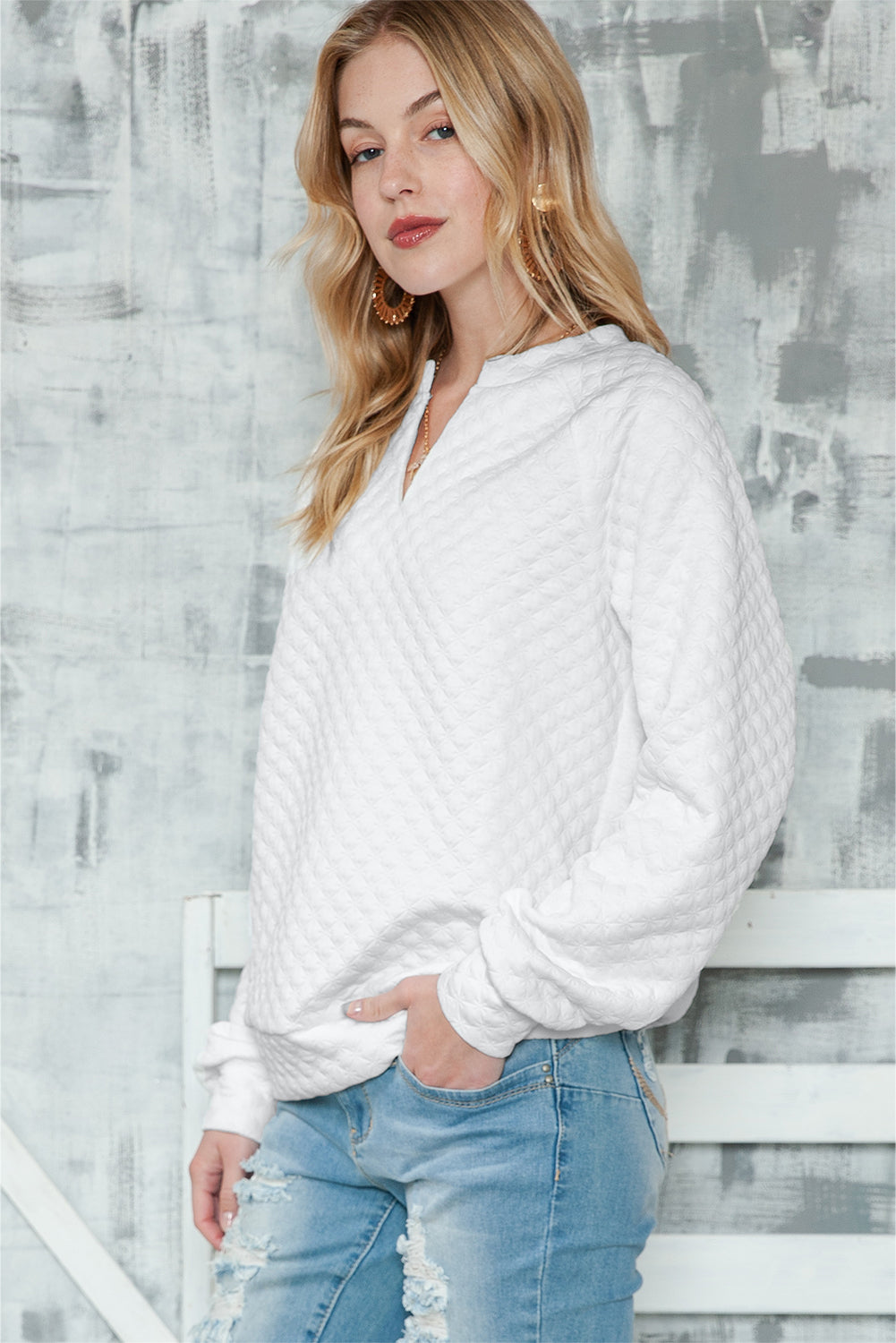 Black Quilted V-Neck Solid Color Long Sleeve TopMaterial:95%POLYESTER+5%ELASTANE



		The top is a classic and versatile piece that offers both comfort and style with its quilted texture and simple design.
	
	