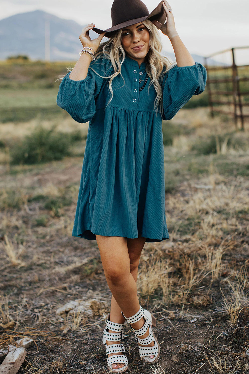 Light Blue Snap Button Empire Waist Lantern Sleeve Corduroy DressMaterial:100%Polyester

• Effortlessly chic, the mini dress exudes laid-back elegance with its soothing color and relaxed fit. 
• The soft corduroy fabric of this 