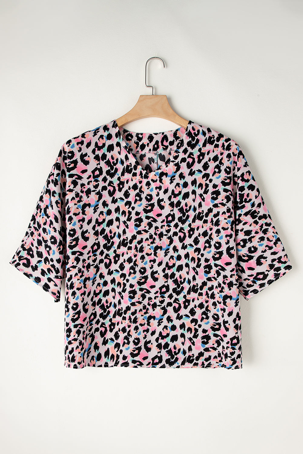 Pink Mixed Leopard Print V Neck Oversized BlouseMaterial:100%Polyester

• Embrace your wild side with this blouse, perfect for adding a trendy touch to your wardrobe.
• The batwing sleeves of this blouse create 