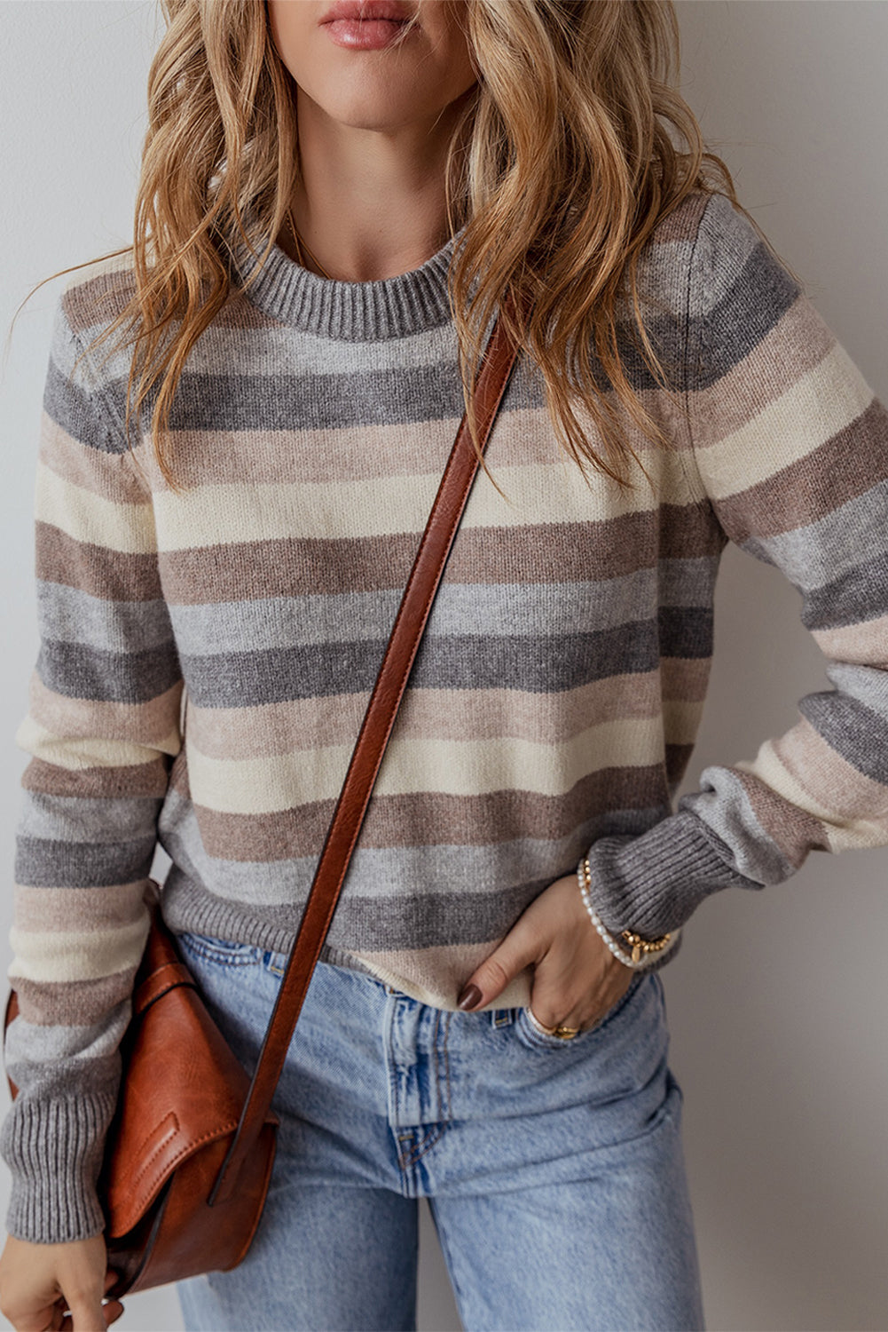 Gray Striped Ribbed Edge Round Neck SweaterMaterial:42%Polyester+28%PBT+20%Acrylic+10%Polyamide



		The cozy sweater is a stylish choice for a pop of color in your wardrobe.
	
	
		The round neck and a r