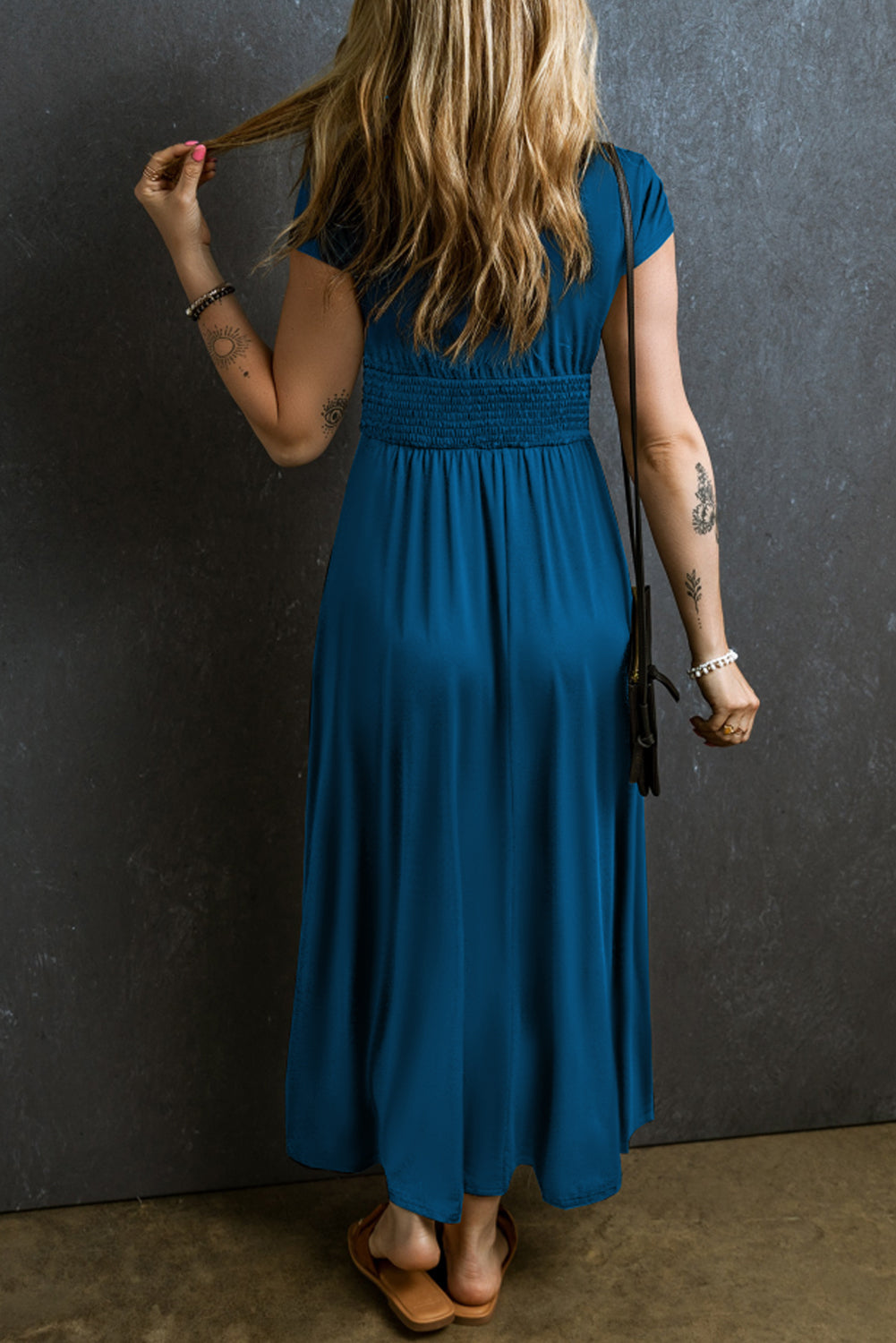 Peacock Blue Deep V Neck Ruched High Waist Midi DressMaterial:65%Polyester+30%Viscose+5%Elastane



		This concise long dress is versatile and suitable for various occasions. 
	
	
		The trendy high-waist look is e