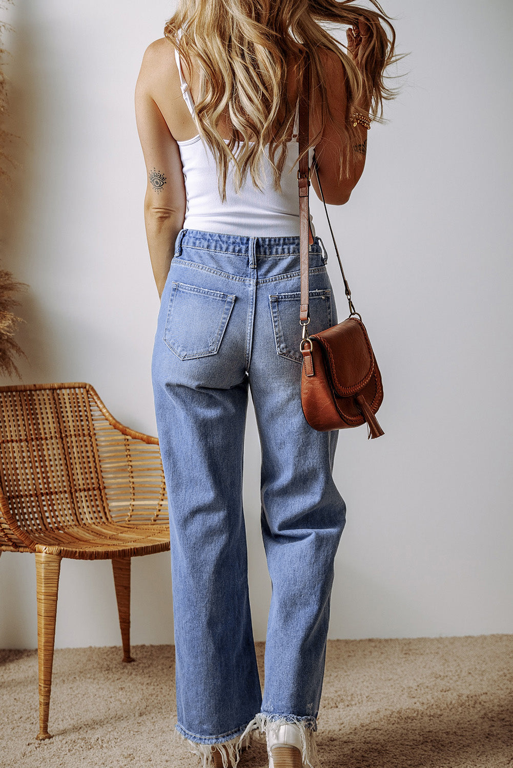 Ashleigh Blue Distressed Raw Hem Straight Leg High Waist JeansMaterial:71%Cotton+27.5%Polyester+1.5%Elastane

• The raw hem adds a touch of edge, while the high waist design offers a flattering silhouette for daily wear.
• Co