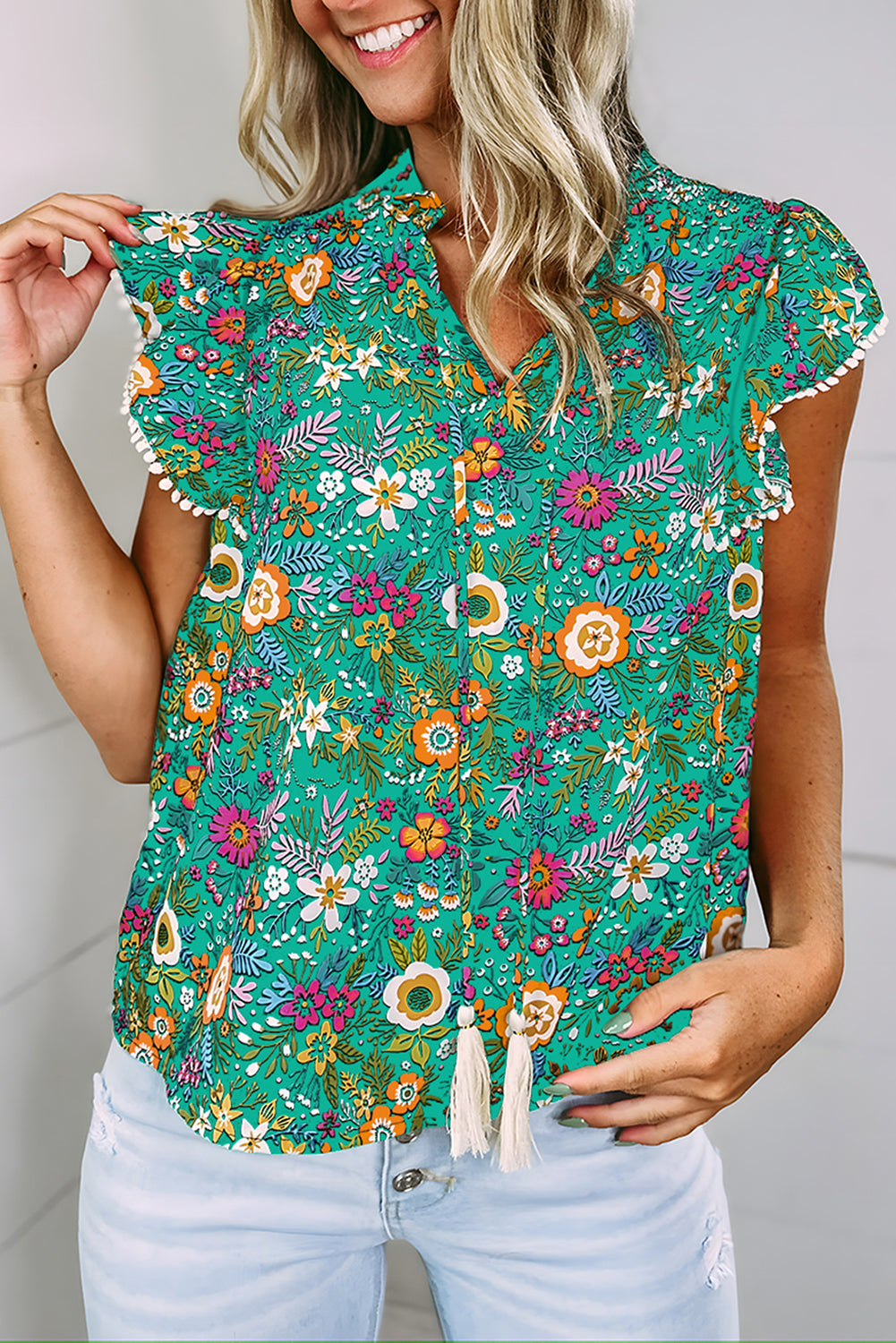 Green Lace Trim Flutter Sleeve Tropical Floral Print BlouseMaterial:100%Polyester


	


		The blouse features a vibrant tropical floral print and delicate lace trim for a feminine and stylish look.
	
	
		With its flut