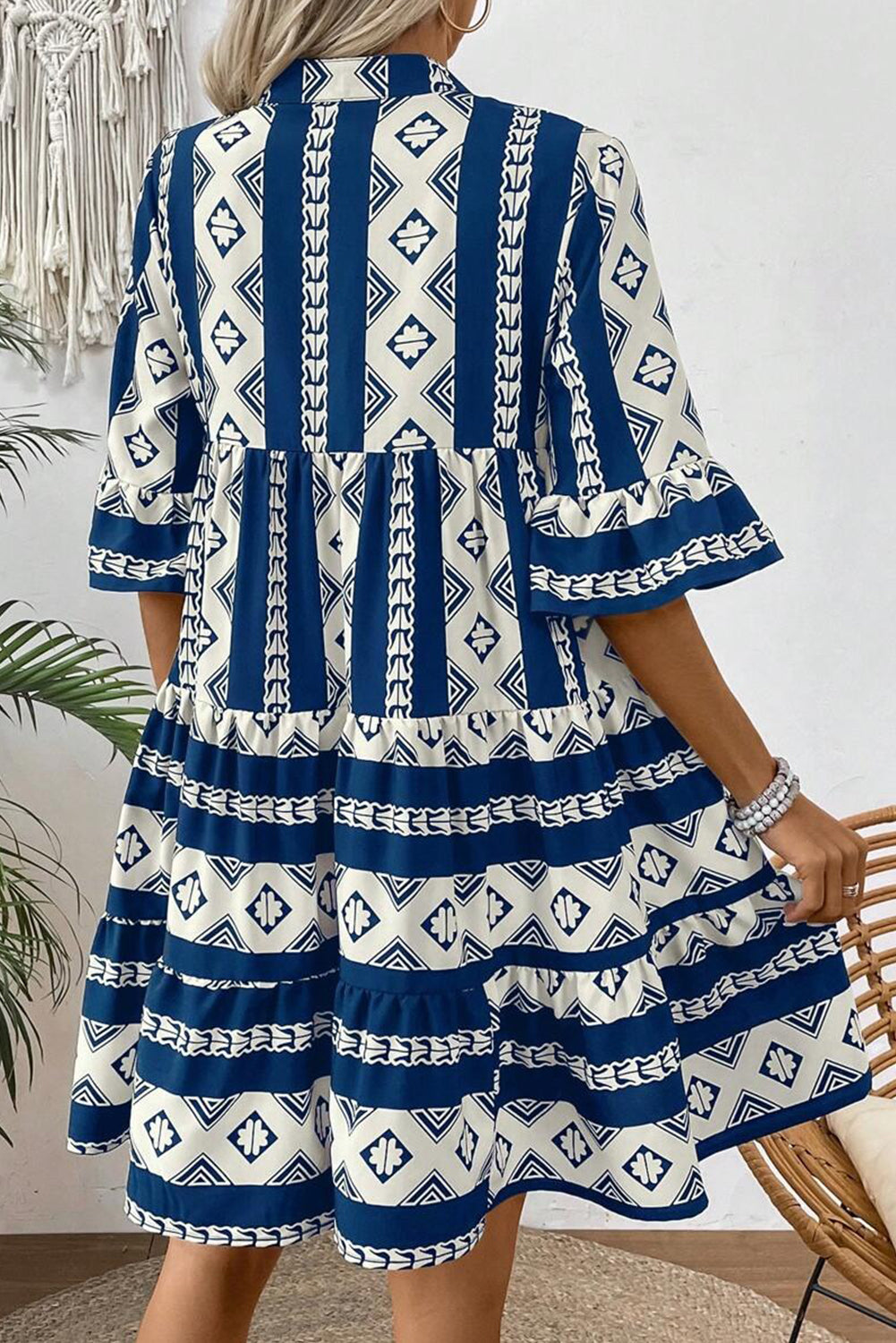 Blue Abstract Print Bell Sleeve V Neck Boho Tiered DressMaterial:100%Polyester

• This dress features a mesmerizing abstract pattern in shades of blue, adding a unique touch to your look. 
• The V-neck and tiered silhou