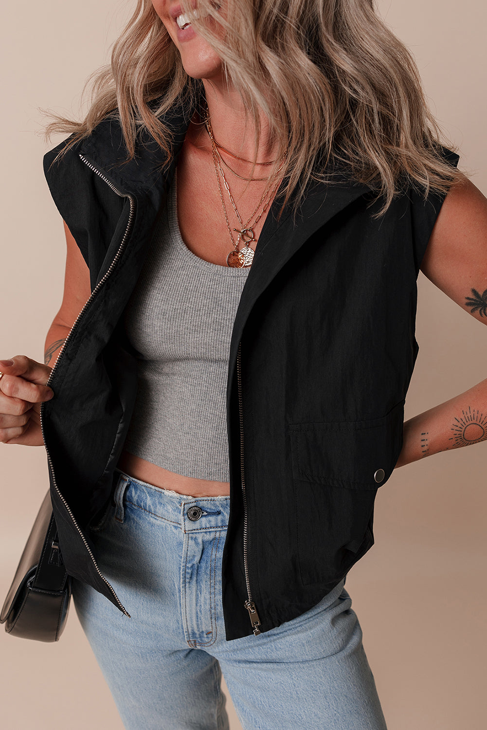 Black Flap Pockets Zip Up High Neck VestMaterial:56%Cotton+44%Polyester



		The vest offers a chic and cozy layer for transitional weather.
	
	
		Flap pockets add a stylish touch, providing both fash