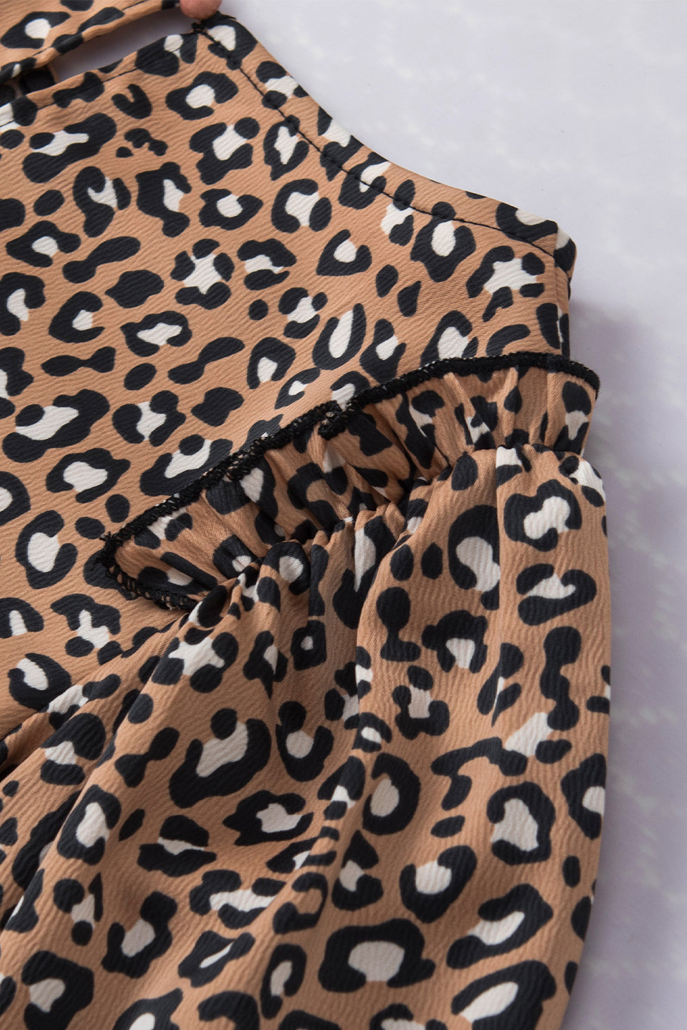 Chestnut Leopard Ruffle Flounce Sleeve BlouseMaterial:97%Polyester+3%Elastane



		The blouse is a stylish and feminine top featuring a trendy leopard print and flounce sleeves, adding a touch of flair to you