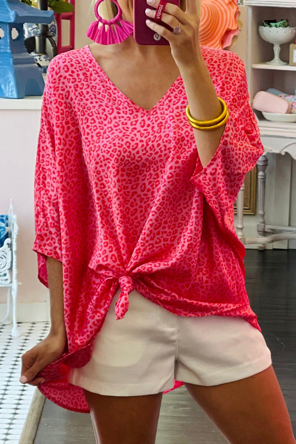 Rosy Leopard Print Oversized Casual Half Sleeve V Neck TopMaterial:100%Polyester



		•It features a bold leopard print design that is eye-catching and fashionable.
	
	
		•The blouse is made of high-quality materials t