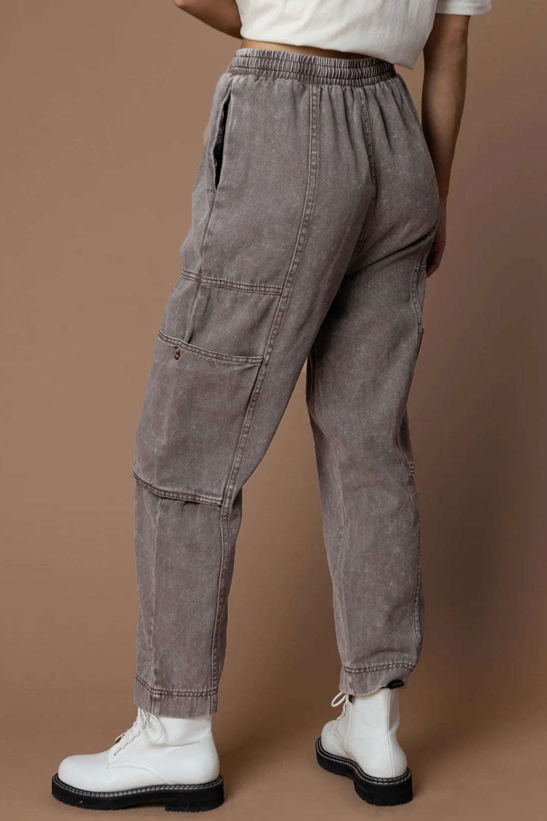 Gray Acid Wash Multi Pocket Drawstring Waist PantsMaterial:98%Cotton+2%Elastane



		The cargo pants create a cool and laid-back vibe for women
	
	
		The acid wash treatment gives these pants a unique and trend