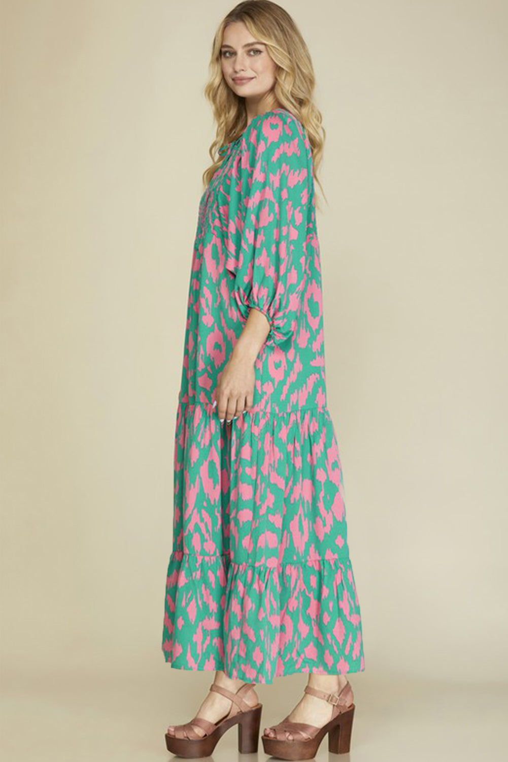 Green Abstract Print Puff Sleeve Smocked V Neck Maxi DressMaterial:100%Polyester

• Embrace the essence of nature in this maxi dress, featuring a V-neckline that accentuates your femininity with a smocked bodice for a flat