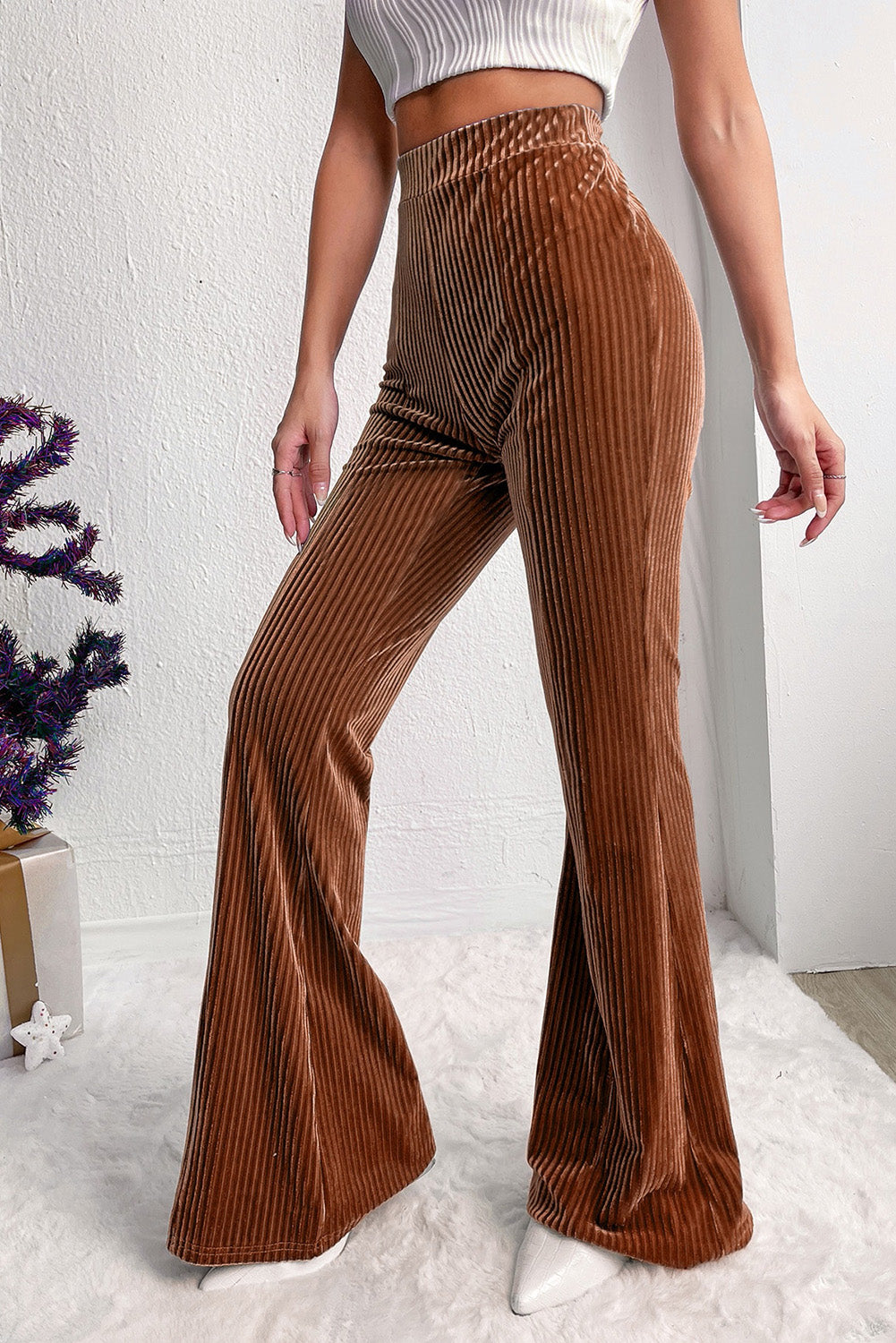 Chestnut Solid Color High Waist Corduroy Flare PantsMaterial:90%Polyester+10%Elastane



		These pants feature a high waist design, which offers a flattering silhouette and can make the wearer's legs appear longer. 