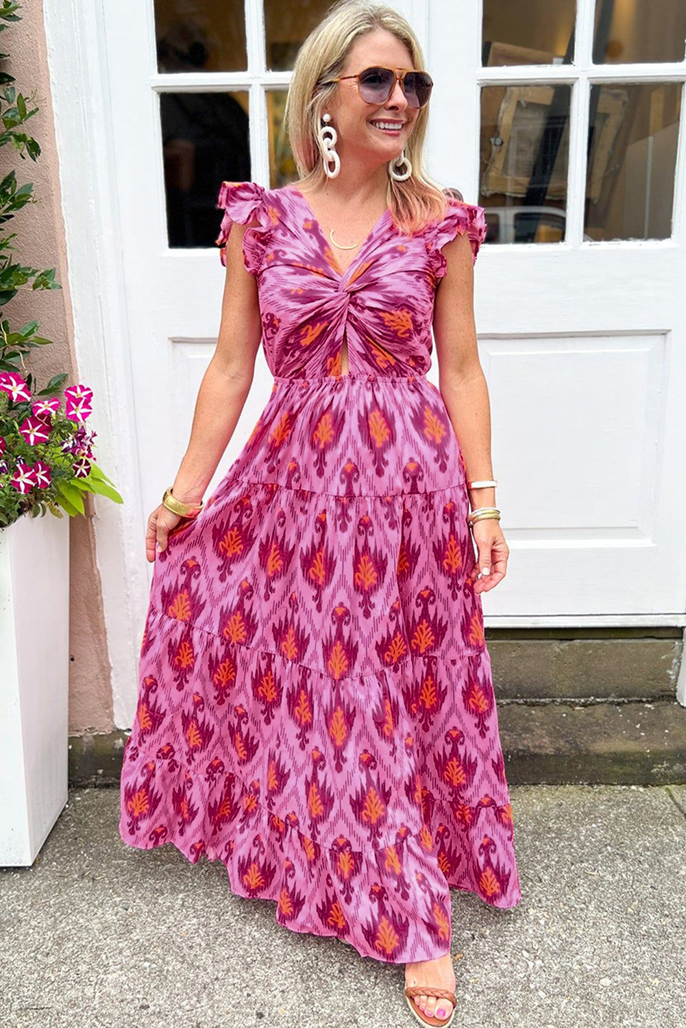 Bonbon Boho Abstract Print Ruffle Tiered Maxi DressMaterial:81%Viscose+19%Polyamide



		The dress embodies a bohemian style, characterized by its free-spirited and relaxed aesthetic. 
	
	
		The maxi length of t