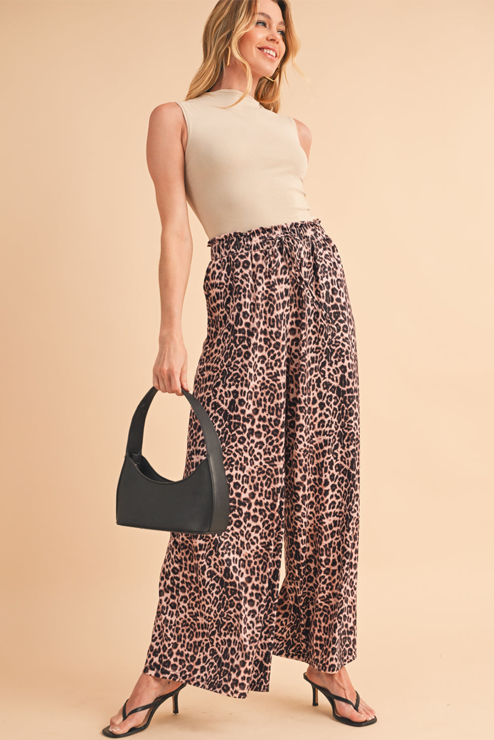 Beige Boho Leopard Print Wide Leg PantsMaterial:95%Polyester+5%Elastane



		Achieve a fierce and wild look with these animal print pants. 
	
	
		The oversized fit and wide-leg design infuse a chic b