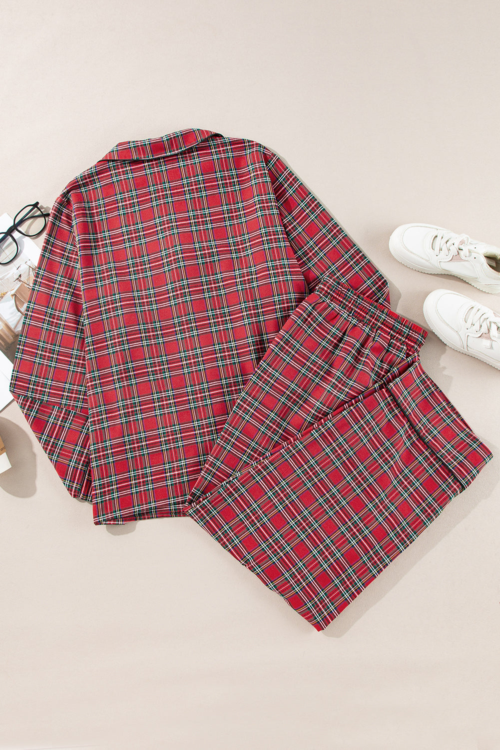 Red Plaid Print Shirt and Drawstring Pants Plus Size Pajama SetMaterial:75%Polyester+25%Cotton

• Embrace cozy evenings in this plus pajama set, featuring a stylish red plaid design that exudes a casual and comfortable vibe. 
