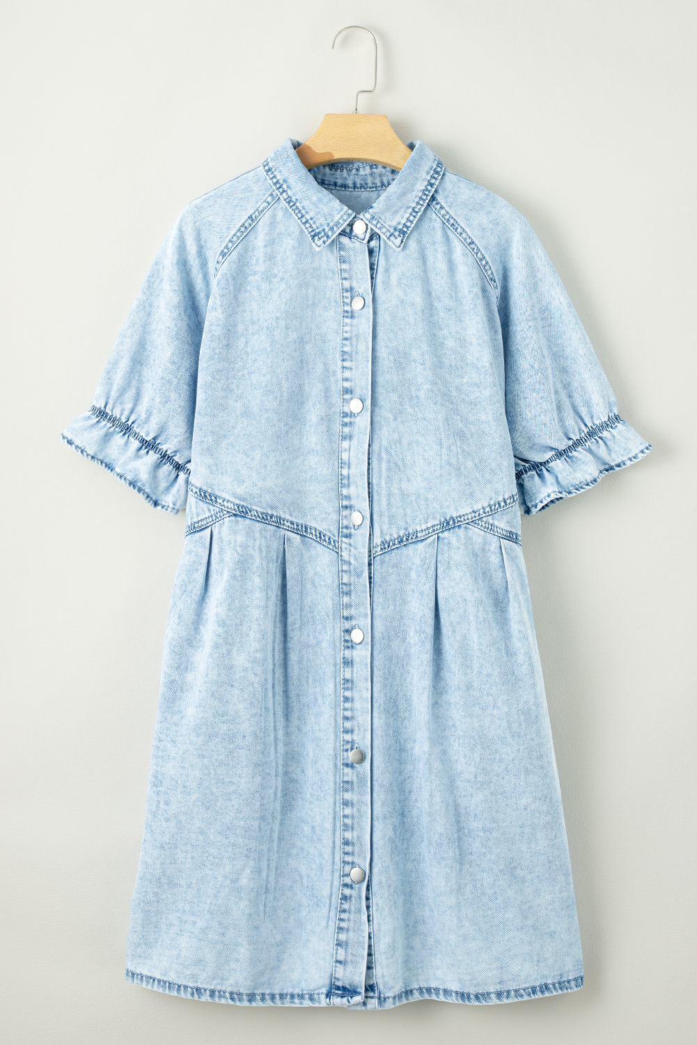 Blue Mineral Washed Ruffled Short Sleeve Pocketed Denim DressMaterial:82%Cotton+10%Polyester+8%Viscose



		This denim dress features short sleeves and a ruffled detail, adding a feminine and playful touch to the design.
	
