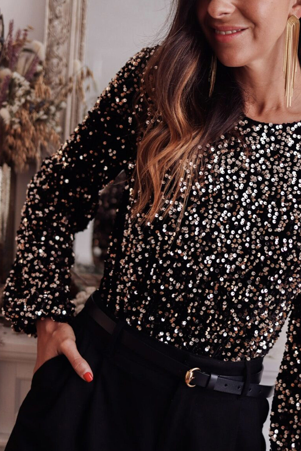 Black Sequin Deep V Back Puff Sleeve BodysuitMaterial:100%PET

• Embrace your inner diva with this stunning bodysuit, perfect for making a bold fashion statement at any event. 
• The deep V back adds a touch 