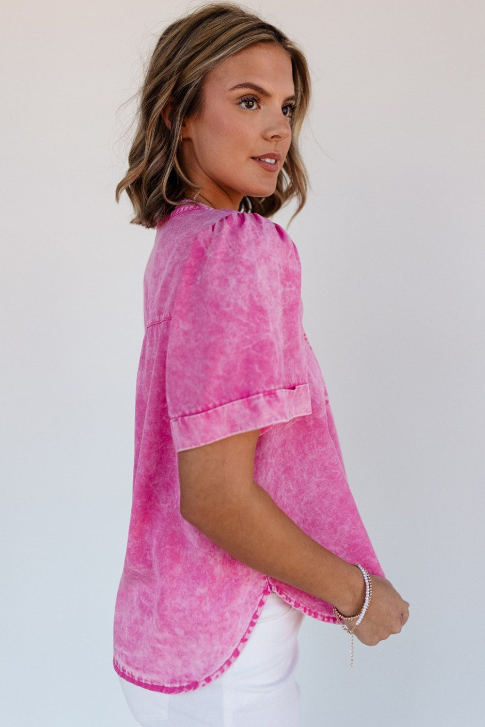 Bright Pink Mineral Wash Split Neck Pocket Patched Denim BlouseMaterial:100%Lyocell

• Stand out in style with this eye-catching bright pink mineral wash denim blouse featuring a split neck design and unique pocket patches for 