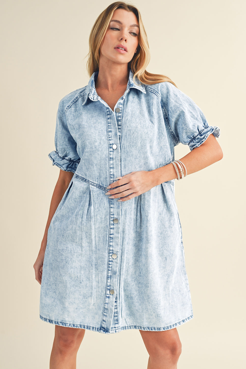 Blue Mineral Washed Ruffled Short Sleeve Pocketed Denim DressMaterial:82%Cotton+10%Polyester+8%Viscose



		This denim dress features short sleeves and a ruffled detail, adding a feminine and playful touch to the design.
	
