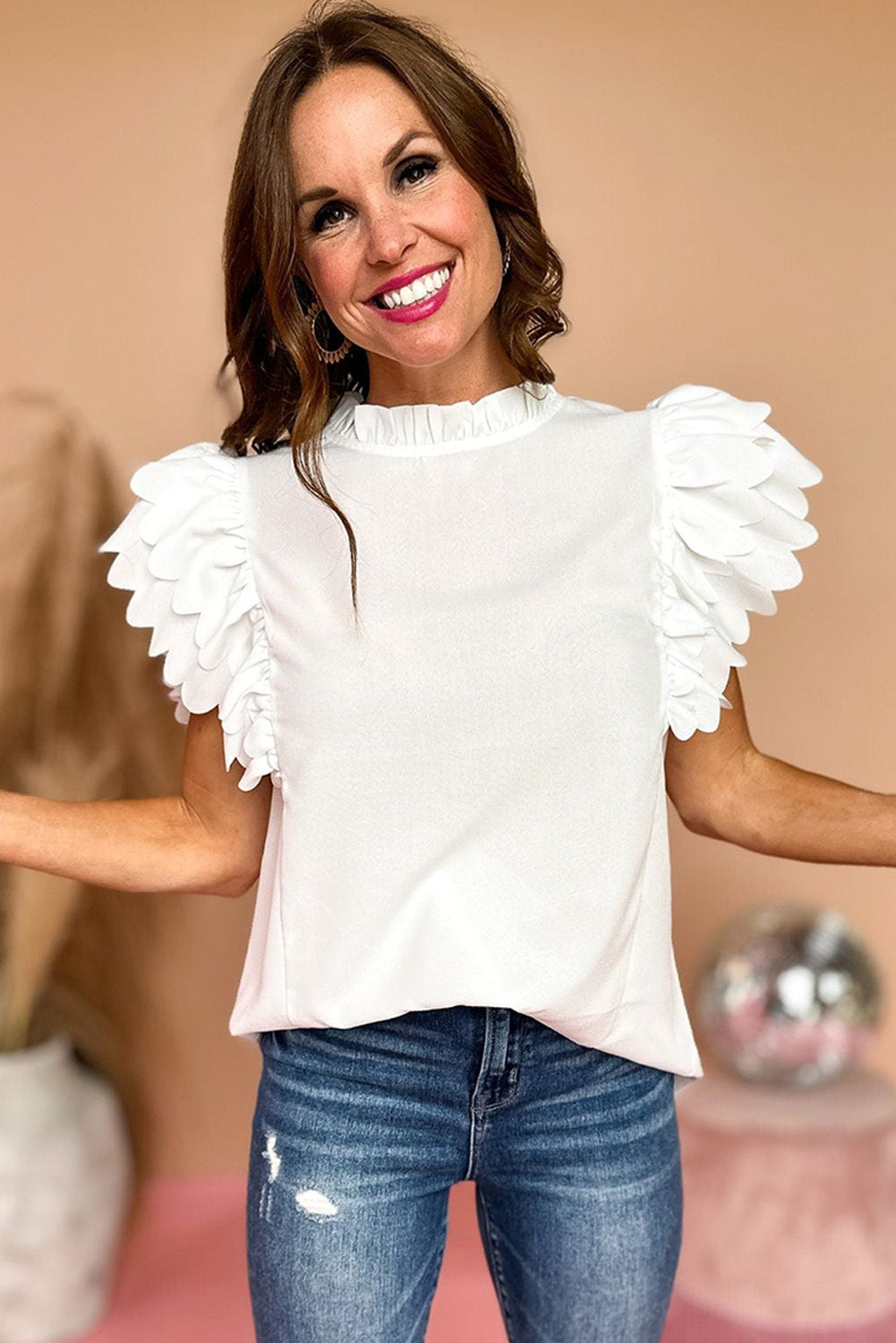 White Solid Color Scalloped Ruffle Sleeve BlouseMaterial:100%Polyester



		The blouse is a chic and feminine top featuring delicate scalloped edges and ruffle sleeves, adding a touch of elegance to your outfit.