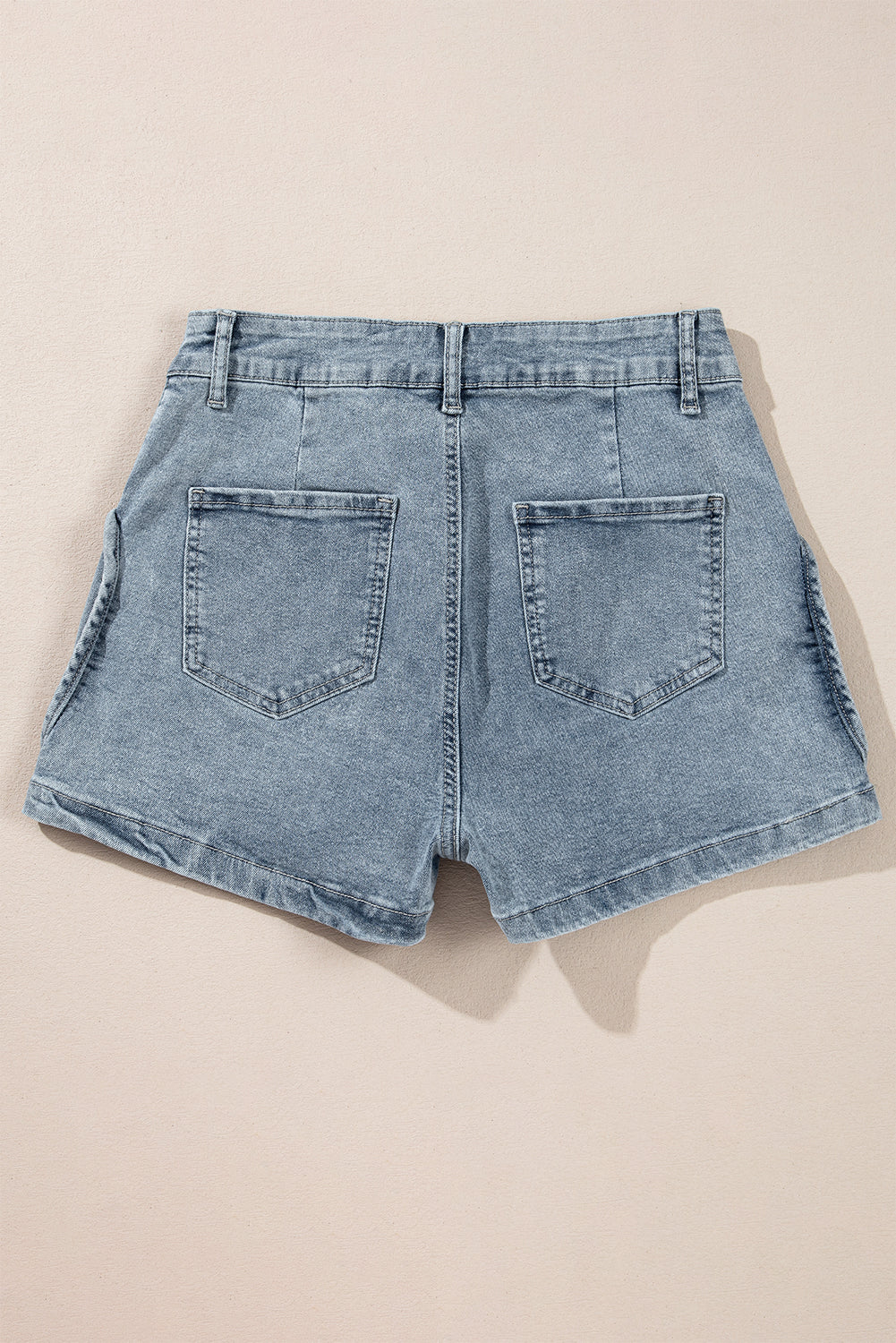 Dusk Blue Studded Acid Wash Denim ShortsMaterial:75%Cotton+23%Polyester+2%Elastane

• Elevate your summer style with the shorts, featuring a vintage-inspired design with edgy studded details for a trendy 