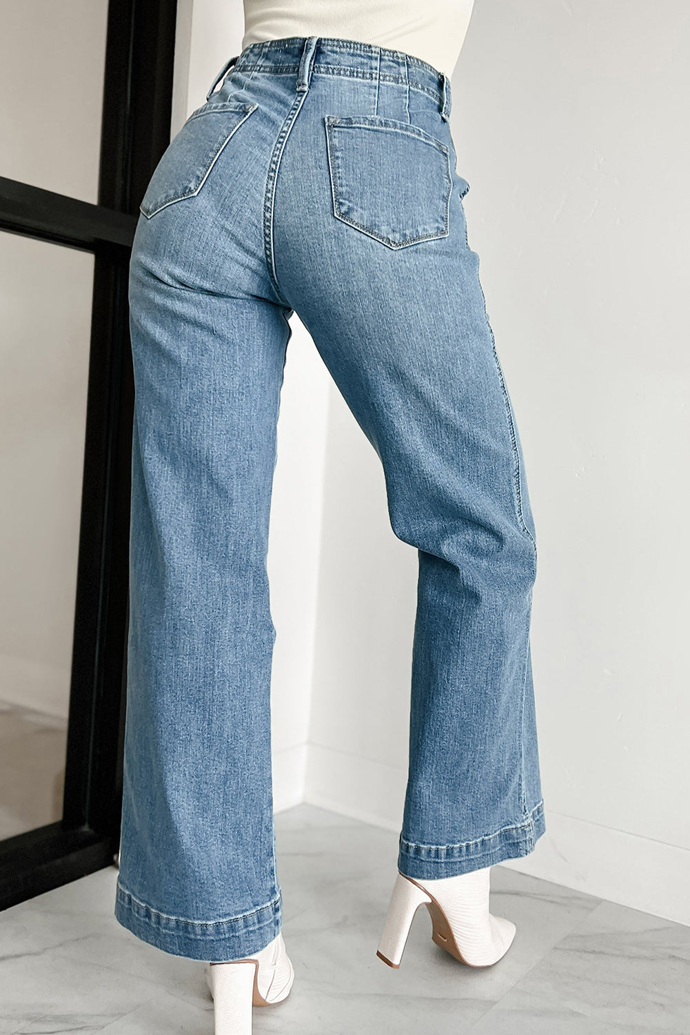 Dusk Blue Multi Button Waist Wash Straight Leg JeansMaterial:75%Cotton+23%Polyester+2%Elastane



		The jeans offer a stylish and versatile option with their straight leg design and multi-button waist detailing, per