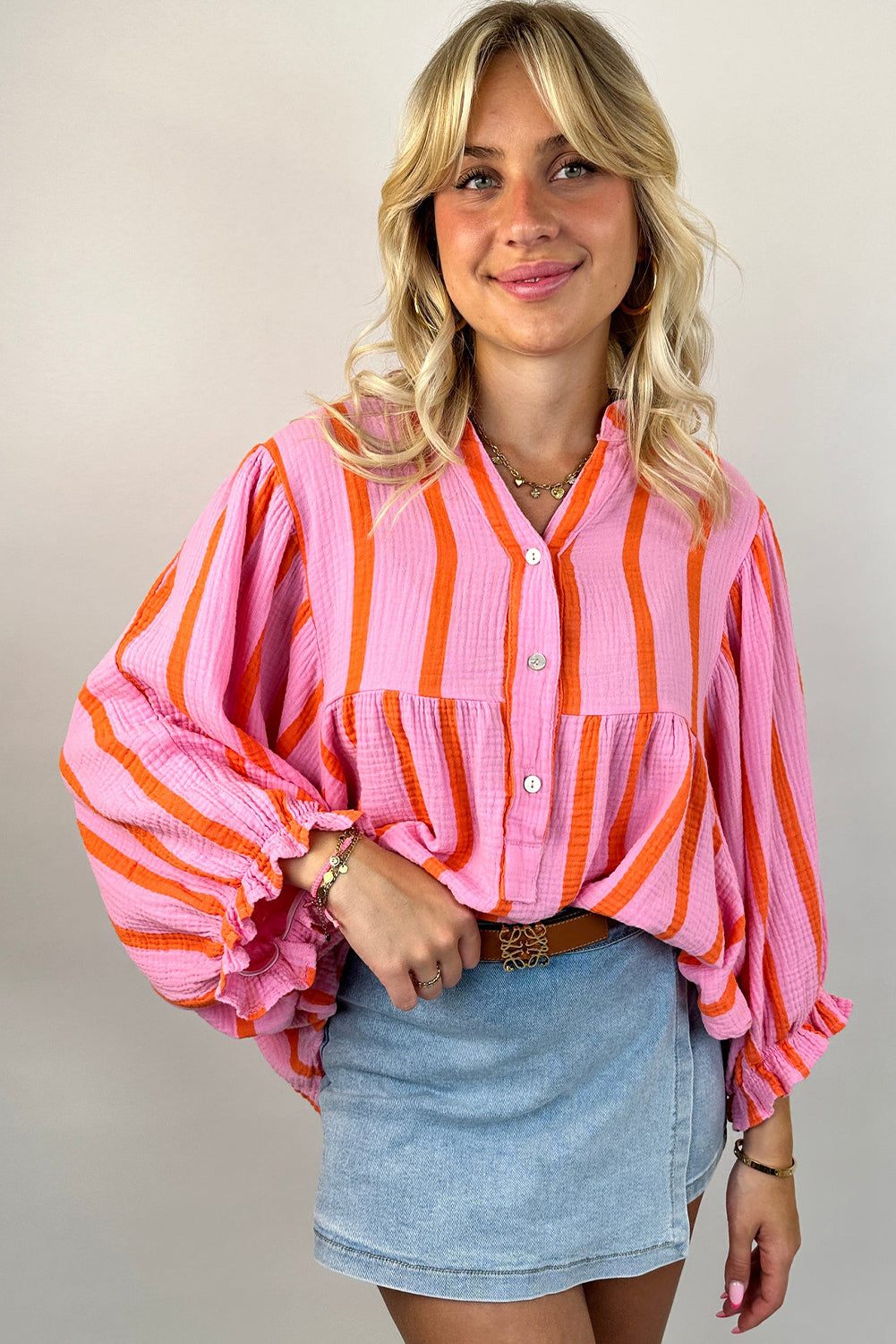 Orange Stripe Crinkle Ruffle Sleeve Loose TopMaterial:100%Cotton

• Effortlessly stylish, this loose top features vibrant stripes that add a pop of color to any outfit, perfect for casual outings or a day at t