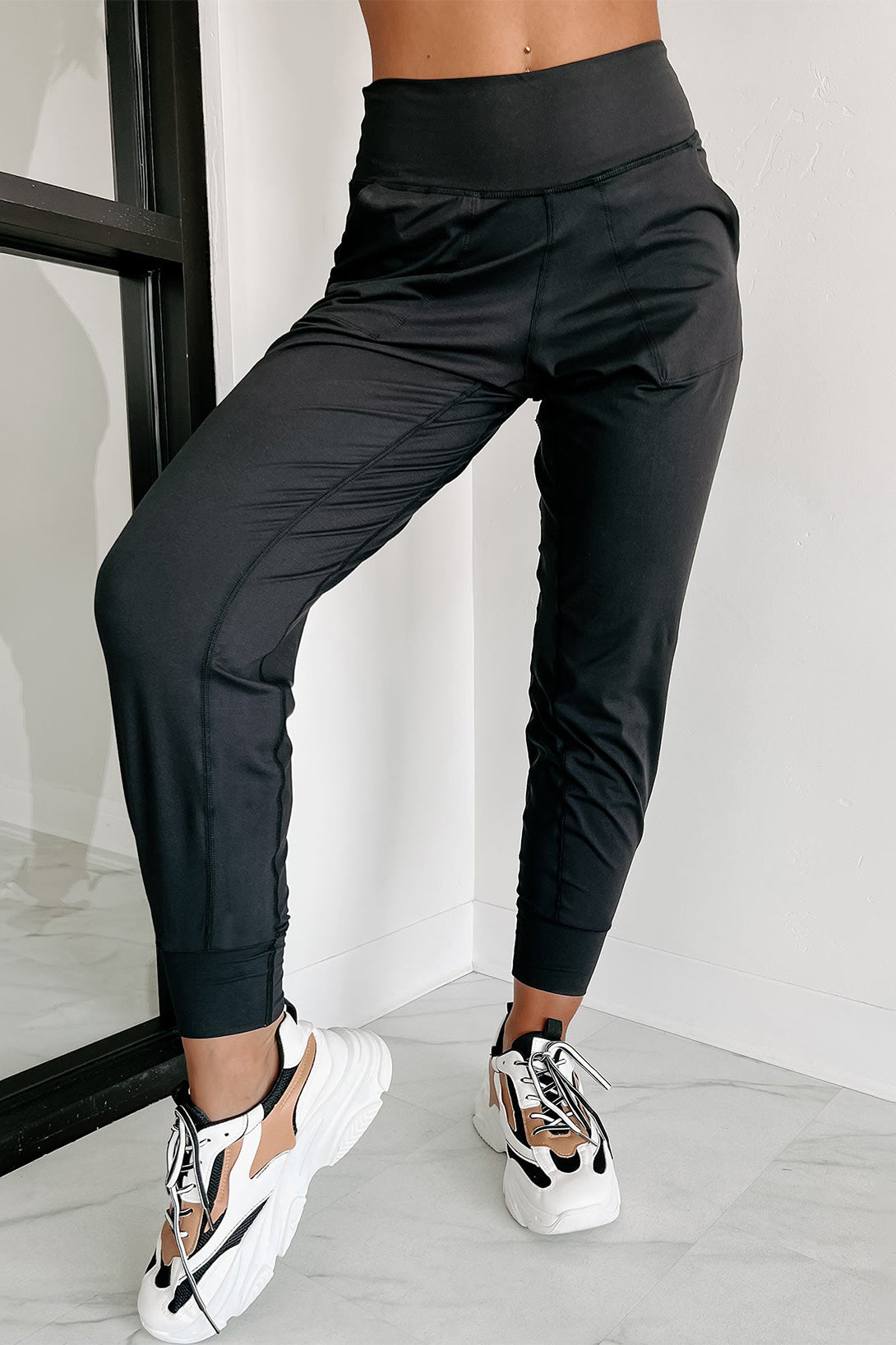 Black Exposed Seam High Waist Pocketed JoggersMaterial:100%Polyester



		These solid joggers are a versatile addition to your wardrobe, suitable for individuals of all body types.

	
		The exposed seam desi