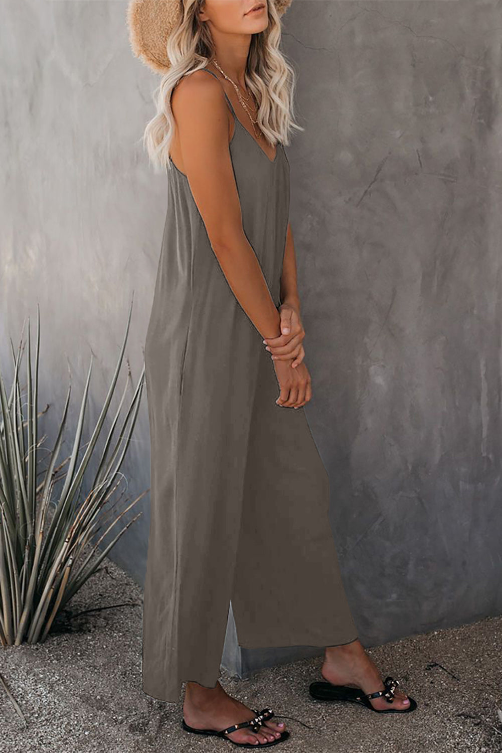 Grey Casual Spaghetti Straps Wide Leg Pocketed JumpsuitsMaterial:Knit


	


		Sleeveless spaghetti straps allow you to expose a large area of skin, making you cooler in summer
	
	
		The wide-leg version is very sty