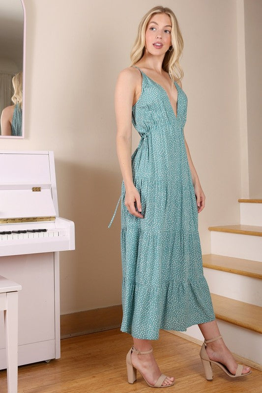 SL V neck tier dress*Deep V-neckline turquoise tiered dress*Pattern type : polka dot print *Neck line : V neck*Sleeve length : sleeveless*Stretch : no stretch*Sheer : not lined, but not