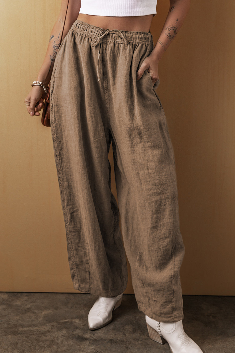 Desert Palm Cotton Linen Drawstring Waist Wide Leg PantsMaterial:50%Viscose+30%Linen+17%Polyester+3%Cotton

• The pants offer a chic and relaxed style perfect for daily wear, crafted from a blend of cotton and linen for 