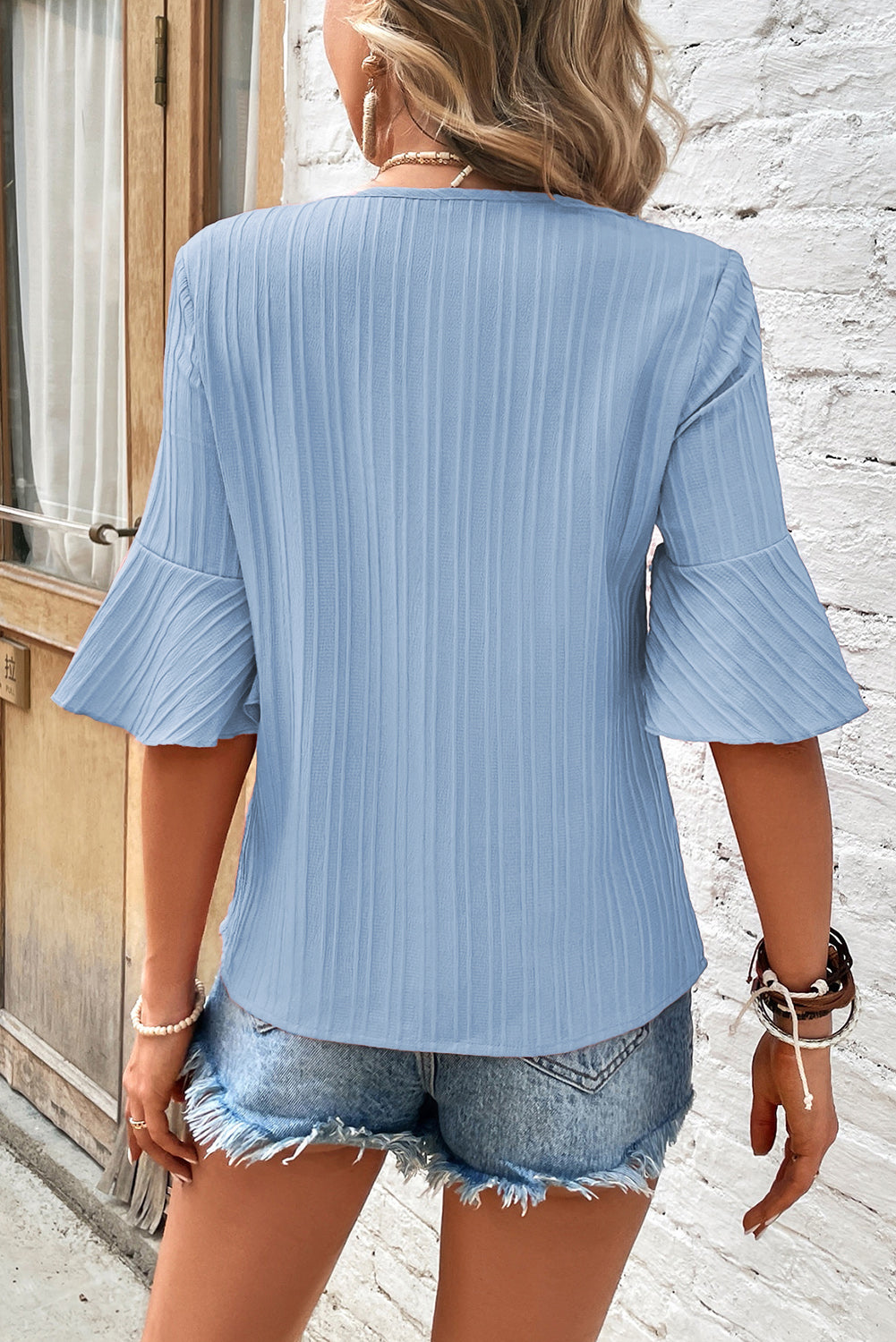 Beau Blue Ruffled Short Sleeve V Neck Textured BlouseMaterial:97%Polyester+3%Elastane



		Elevate your style with this stylish and popular women's top featuring textured fabric. 
	
	
		The V-neck, ruffled sleeves