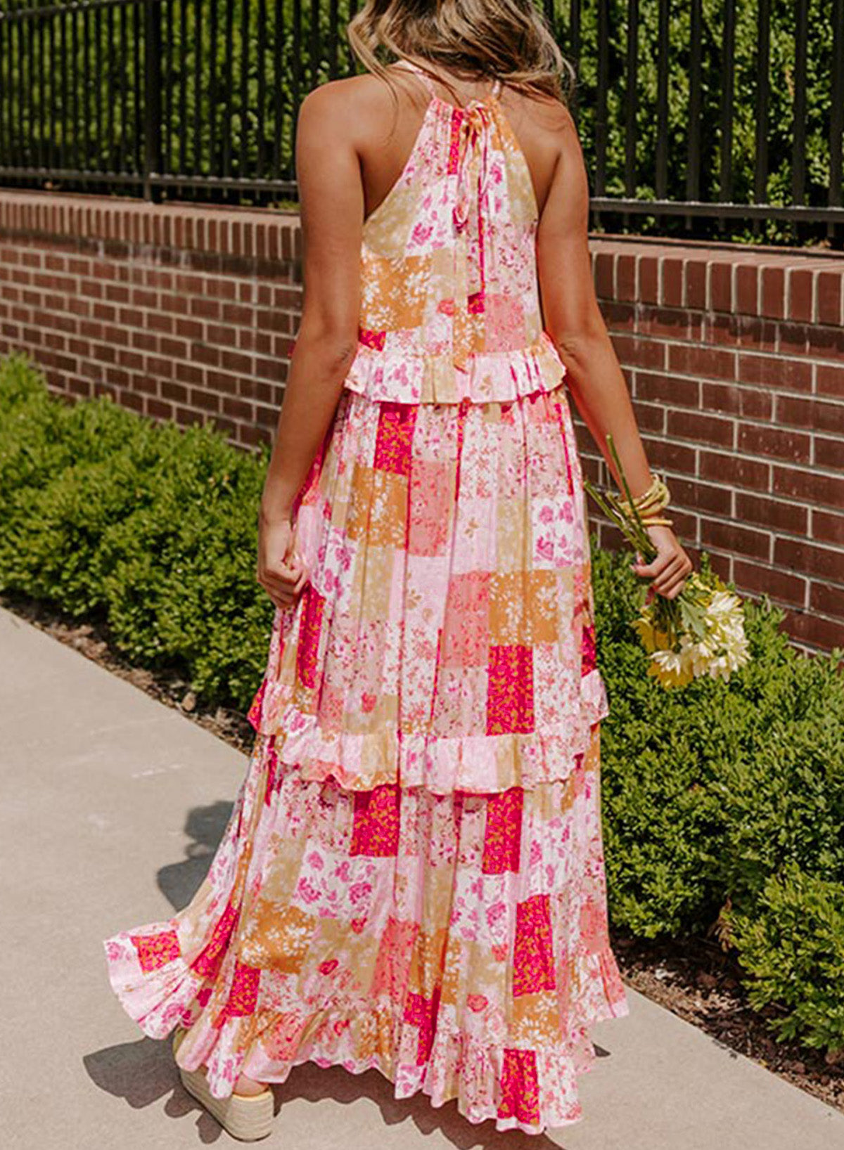 Multicolor Floral Print Sleeveless Tiered Ruffle Trim SundressMaterial:100%Polyester

• Embrace bohemian charm with this multicolor floral print sundress, featuring a tiered ruffle trim that adds a playful touch to your look.
