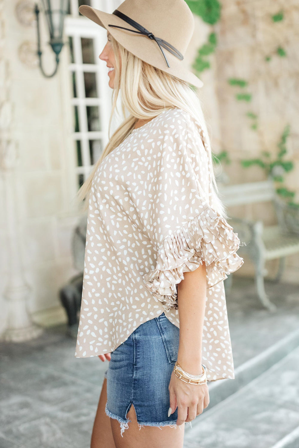 Khaki Spotted Print Loose Fit Ruffle Sleeve BlouseMaterial:100%Polyester



		The blouse is designed with a loose fit, which means it has a relaxed and comfortable silhouette.
	
	
		The ruffles add a feminine a