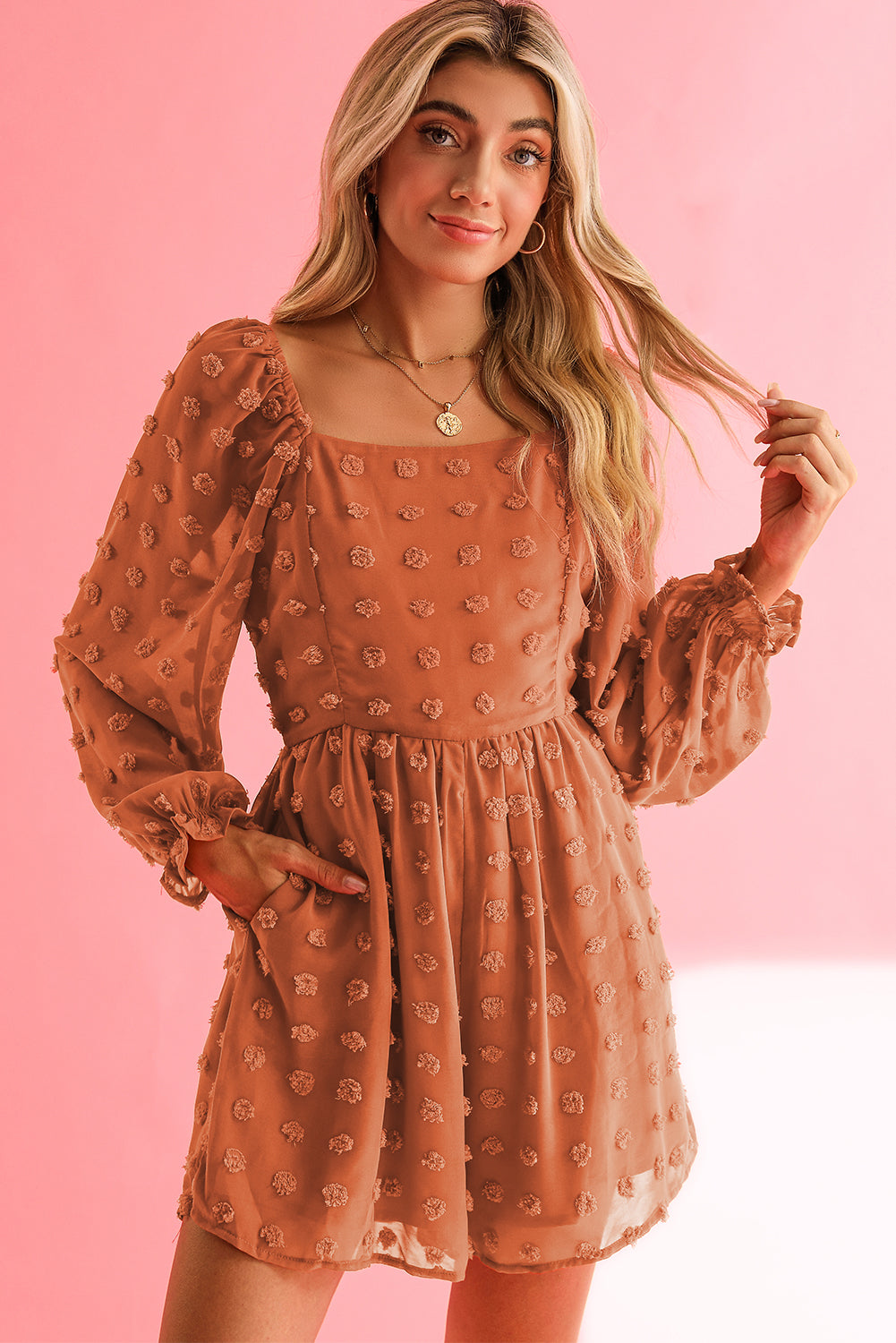 Orange Swiss Dot Square Neck Long Sleeve High Waist RomperMaterial:100%Polyester



		The romper is a charming one-piece outfit that combines classic and contemporary design elements.
	
	
		This romper features long sl