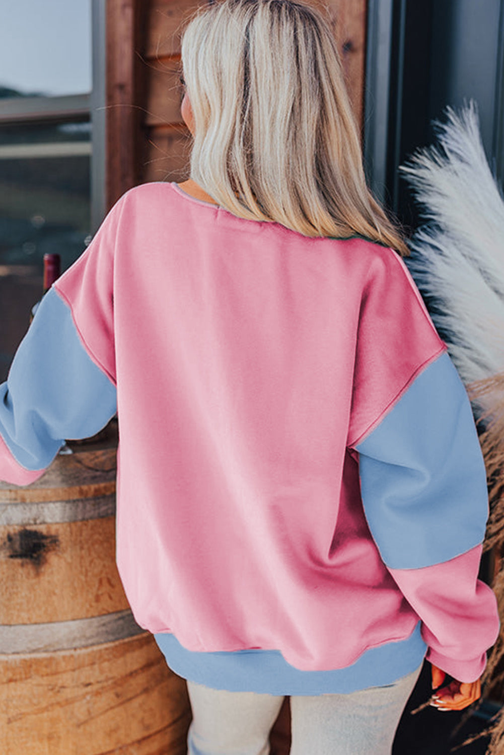 Bright Pink Colorblock Patchwork Drop Shoulder SweatshirtMaterial:70%Polyester+30%Cotton

• Embrace a blend of casual charm and trendy style with our sweatshirt, perfect for a relaxed yet fashionable look. 
• Crafted wit