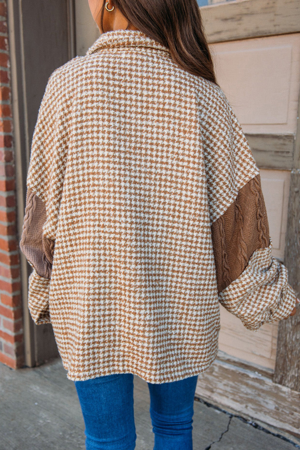 Khaki Houndstooth Textured Patchwork Loose ShacketMaterial:100%Polyester

• Embrace effortless style with our shacket, perfect for a relaxed day out or casual gatherings.
• The intricate patchwork design adds a un