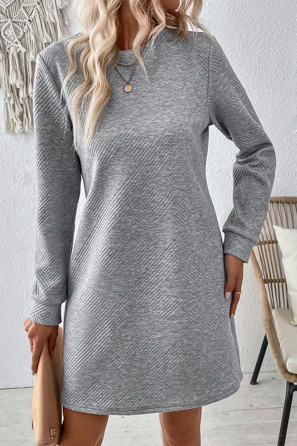 Gray Solid Color Textured Long Sleeve Shift Short DressMaterial:97%Polyester+3%Elastane

• Effortlessly chic, this gray shift dress boasts a solid color and a textured fabric that adds depth and interest to your look.
