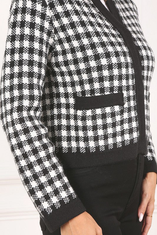 Black check knitted jacket- Black check knitted jacket, heavy weight fabric, 4 snap buttons, 2 functional pockets- Pattern type : check pattern- Neck line : round neck- Sleeve type : regular 