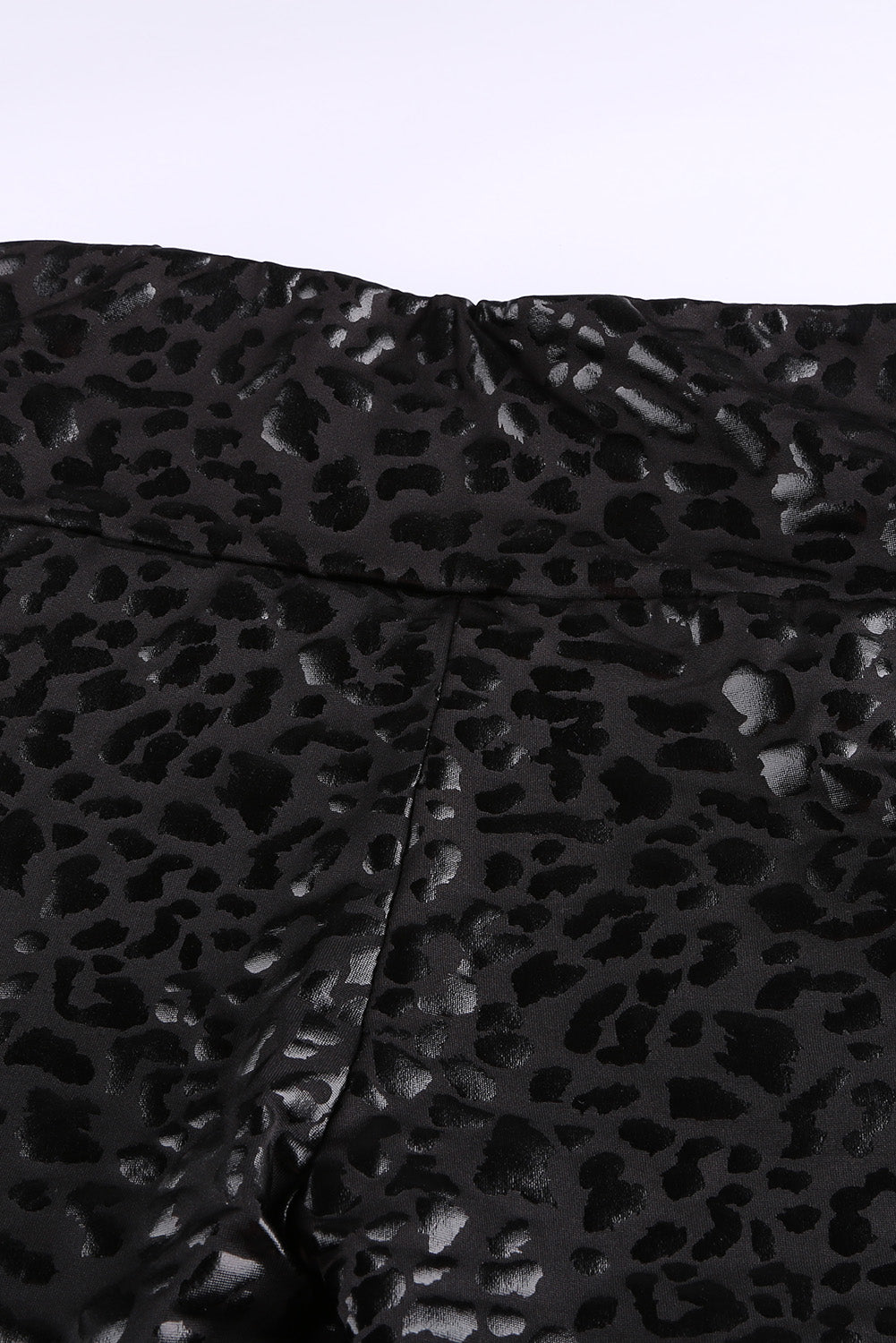 Black Casual Shiny Leopard Print Cropped LeggingsMaterial:95%Polyester+5%Elastane

• Embrace your wild side with these leggings, adding a touch of fierce style to your wardrobe.
• The high waist design of these l