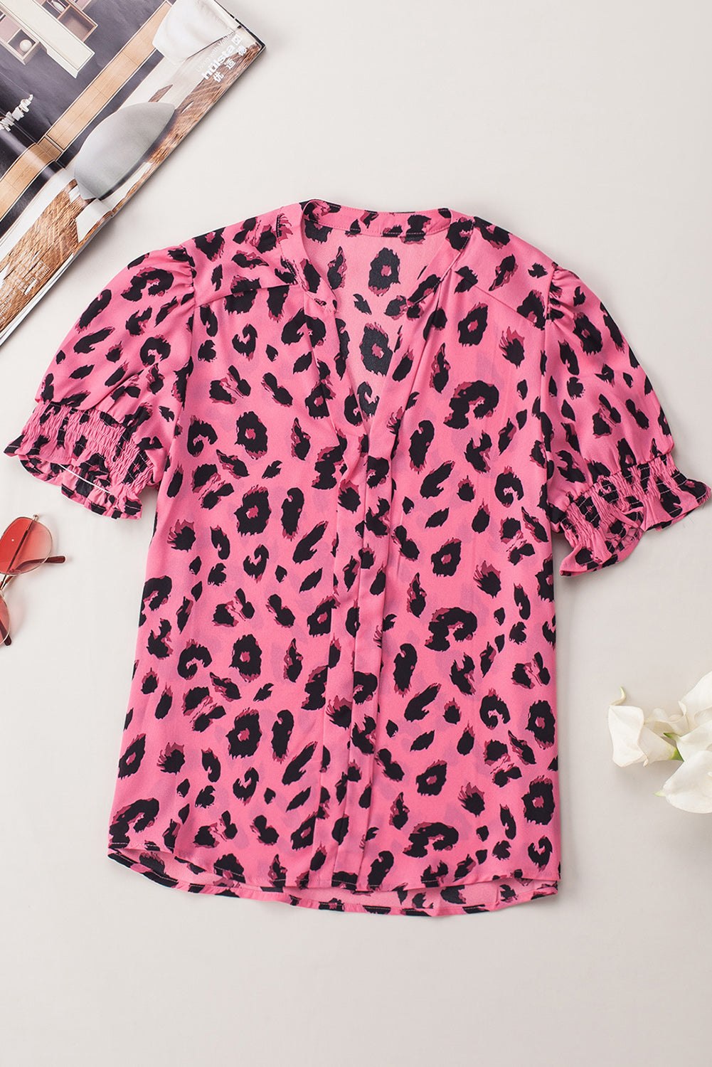 Pink Leopard Print V Neck Smocked Puff Sleeve BlouseMaterial:100%Polyester



		Featuring a v-neckline and smocked details at the waist, this blouse is both stylish and comfortable. 
	
	
		The smocked waistline a