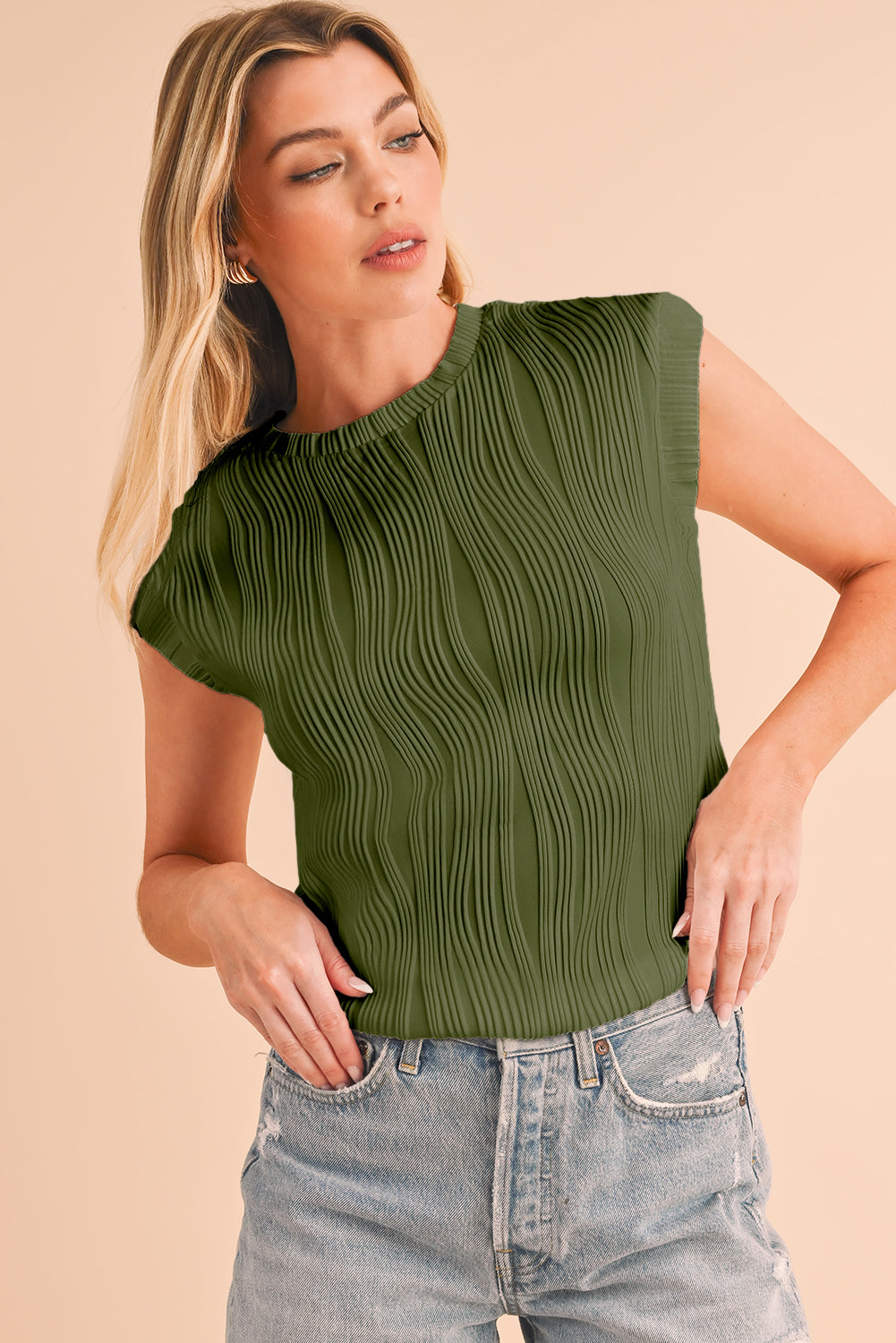 Jungle Green Wavy Textured Cap Sleeve TopMaterial:90%Polyester+10%Elastane


	


		The top features a unique wavy texture, adding a touch of visual interest to your outfit.
	
	
		Made from a soft and